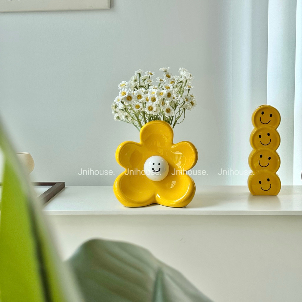 [พร้อมส่ง] Jnihouse : แจกันเซรามิกดอกไม้เหลือง (Smiley Blossom Vase) ไม่รวมดอกไม้