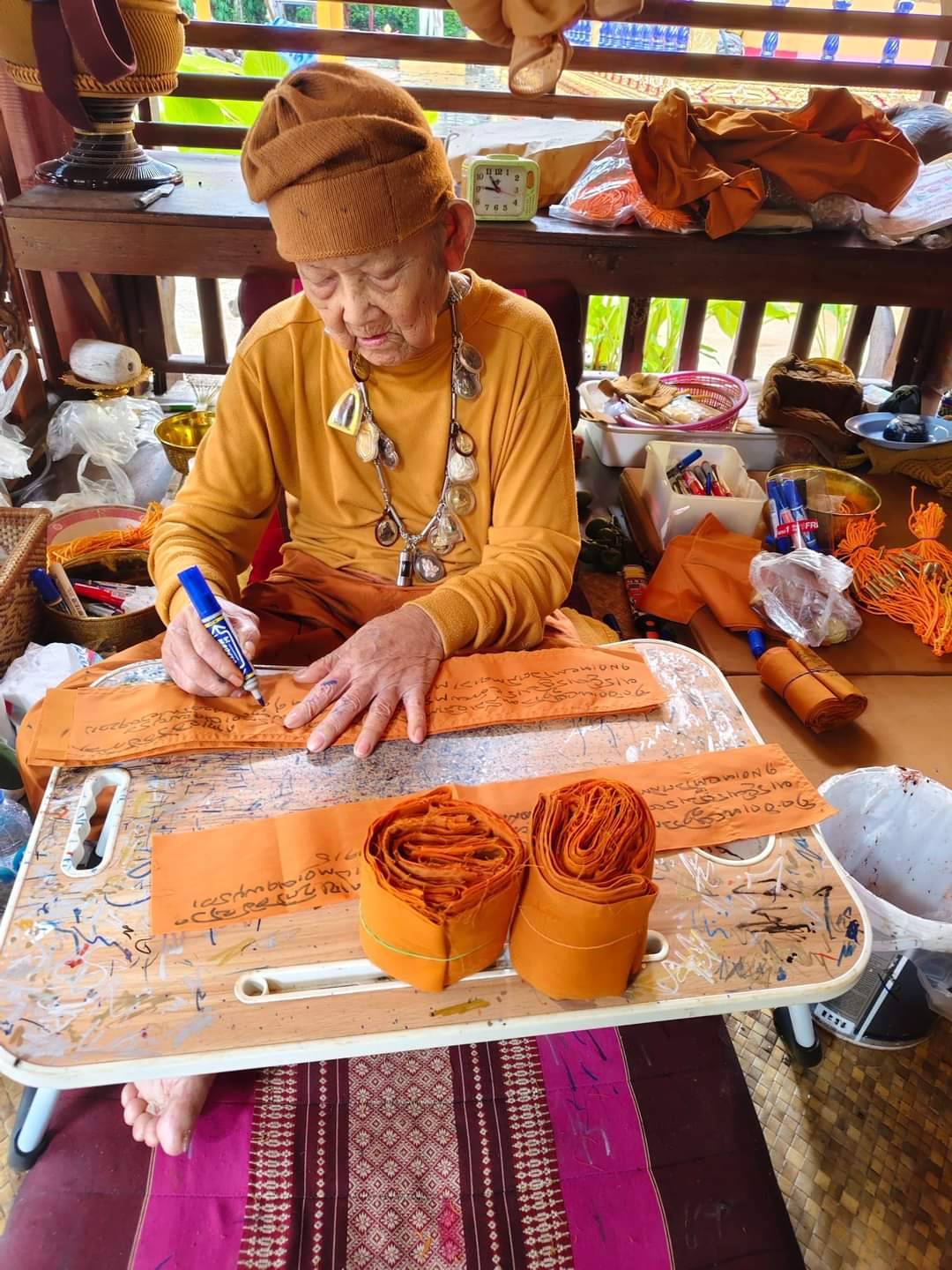 ผ้ายันต์เพชรหลีก ผ้ายันต์สารพัดนึก (จารมือ) ผืนใหญ่ (55x 48 ซม.) หลวงปู่สิงห์โต จิตตธัมโม สำนักสงฆ์ป่าทรงธรรม จ.อุบลราชธานี