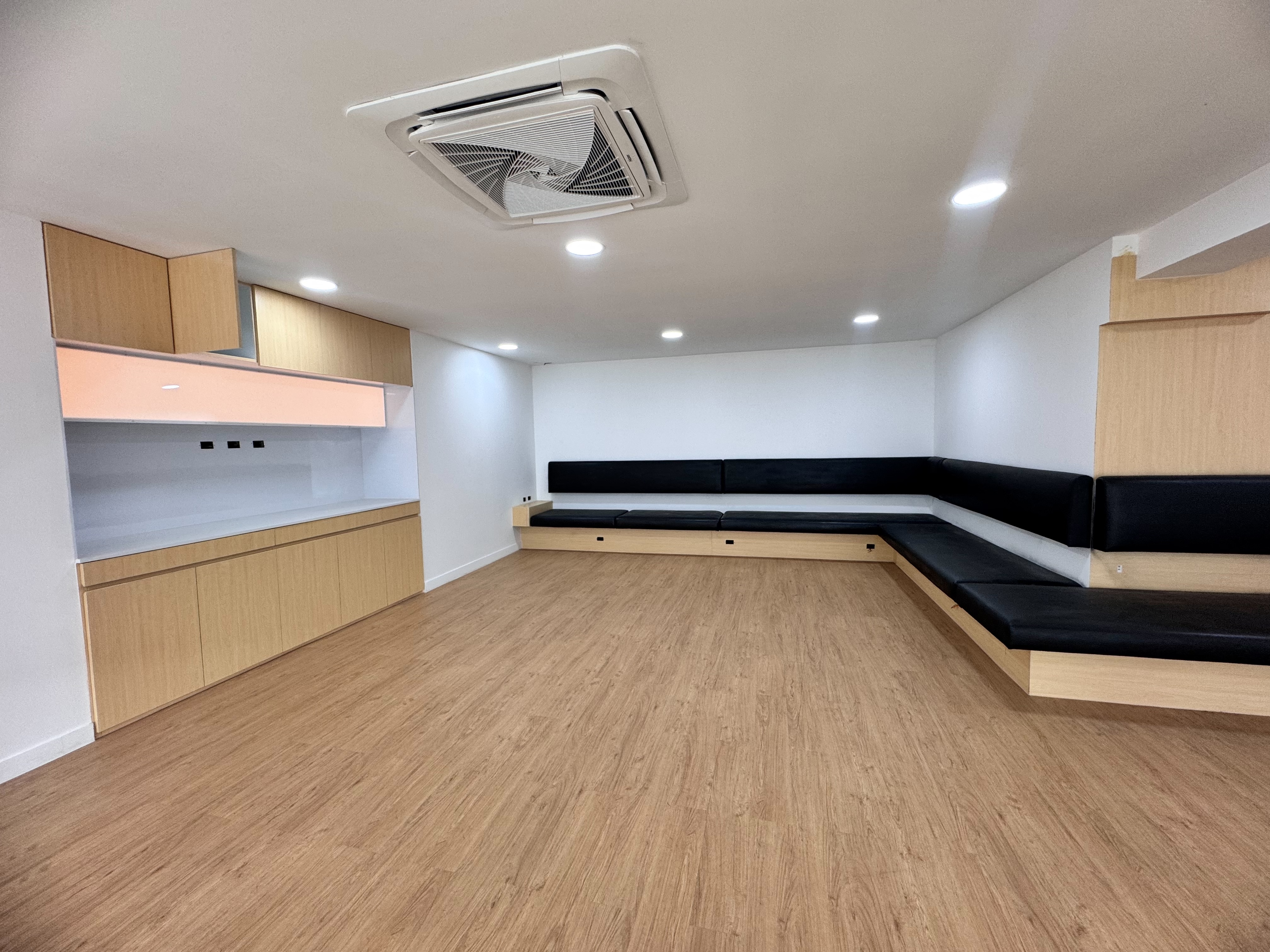 ให้เช่าพื้นที่ ชั้น 1 และชั้นลอย ทำเลเอกมัย ใกล้ BTS เอกมัย (N.1222)