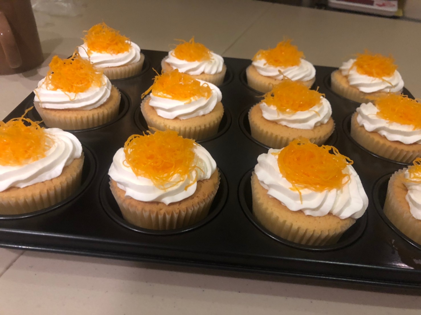 คัพเค้กวนิลาครีมสดฝอยทอง เนื้อสปันจ์เค้กนุ่มๆ แต่งด้วยหน้าวิปครีมสดและฝอยทอง อร่อยละมุน