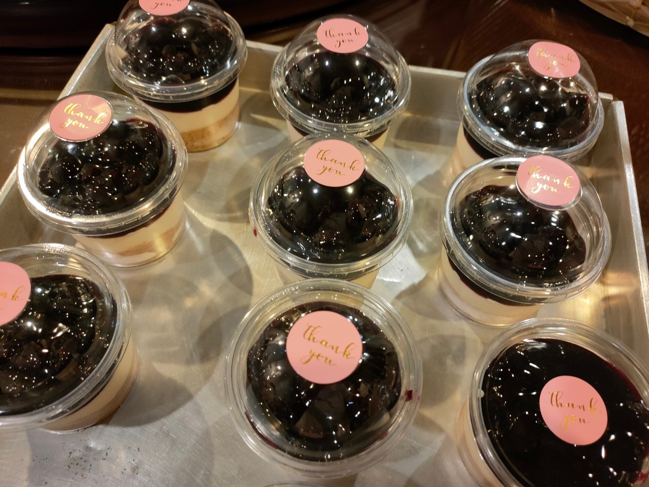 บลูเบอร์รี่ครีมชีส หรือบลูเบอร์รี่ชีสพาย รองฐานด้วยแครกเกอร์ทอปด้านบนด้วยครีมชีสและซอสบลูเบอร์รี่
