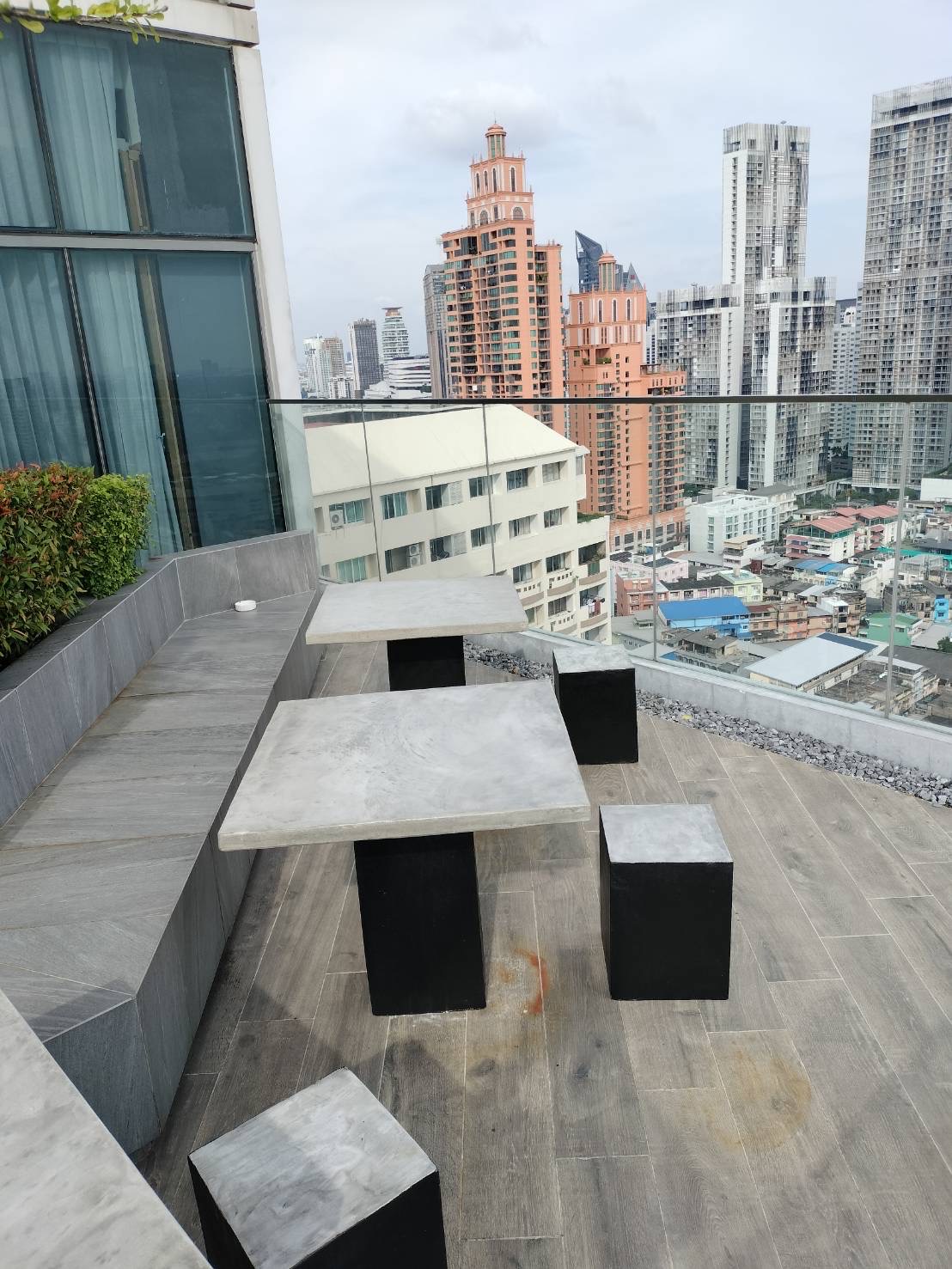 ชุดโต๊ะสนามปูนสไตล์โมเดิร์น ชุด3ที่นั่ง งานแฮนด์เมด ปัดสีด้วยมือสุดปราณีต