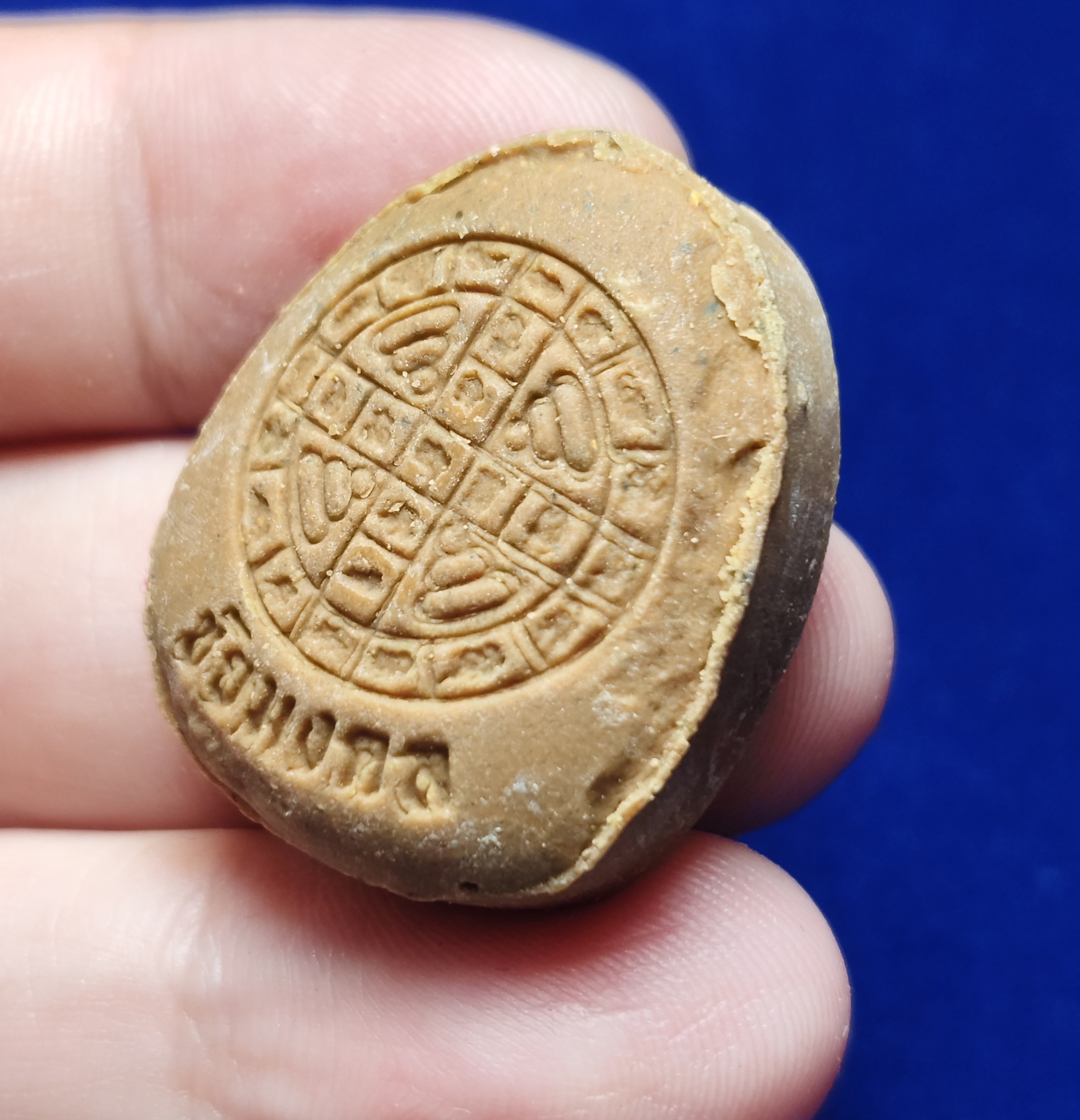 พระปิดตา หลังยันต์ดวง ครูบาพิรุณ สิริจันโท วัดชัยมงคล จ.เชียงใหม่ (เนื้อผงเกสร)