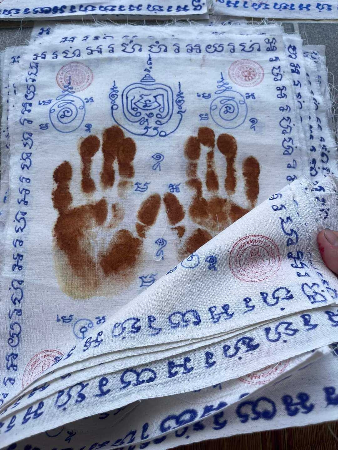 ผ้ายันต์รอยมือเศรษฐี (จารมือ) รุ่นแรก หลวงปู่จิต วัดบ้านทุ่งแสงตะวัน จ.อุบลราชธานี ปี 2566