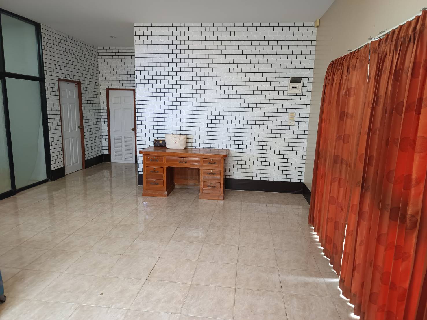 ขายบ้านเดี่ยว พฤกษาแลนด์ หนองชาก บ้านบึง ชลบุรี ราคาดีที่สุดในย่านนี้! เพียง 2.99 ล้านบาท บนพื้นที่กว้างขวางถึง 93.4 ตร.ว. ขนาด 2 ห้องนอน 2 ห้องน้ำ พร้อมห้องครัว ห้องทานข้าว และห้องรับแขก แถมเฟอร์นิเจอร์และแอร์ 2 เครื่อง จอดรถสบายๆ ได้ถึง 7 คัน! (ในบ้าน 4