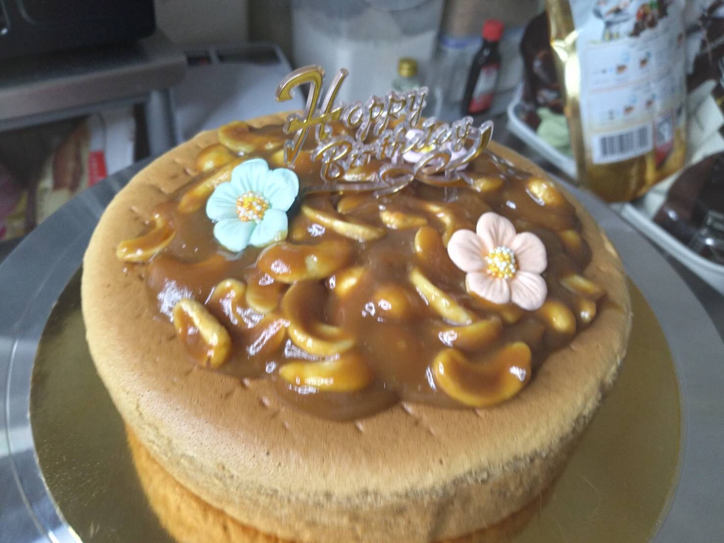 เค้กวันเกิด ทอฟฟี่เค้ก ตกแต่งหน้าด้วยเม็ดมะม่วงซอสคาราเมล ขนาด2ปอนด์
