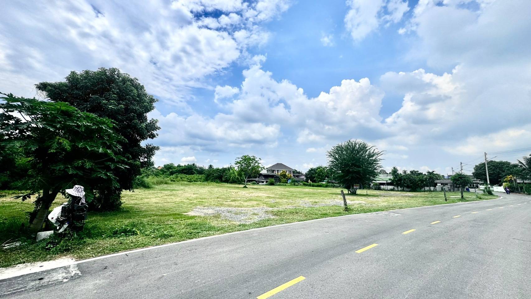 ขายที่ดิน ราชบุรี แปลงใหญ่ สำหรับสร้างหมู่บ้าน พื้นที่รวมประมาณ 4 ไร่ 3 งาน 39 ตารางวา ทำเลศักยภาพสูง 🚗 จุดเด่นของที่ดิน ✅ ติดถนน 3 ด้าน เข้า-ออกได้หลายทาง ✅ ติดคลองชลประทาน บรรยากาศร่มรื่น ลมดีตลอดปี ✅ รายล้อมด้วย ชุมชน โรงเ