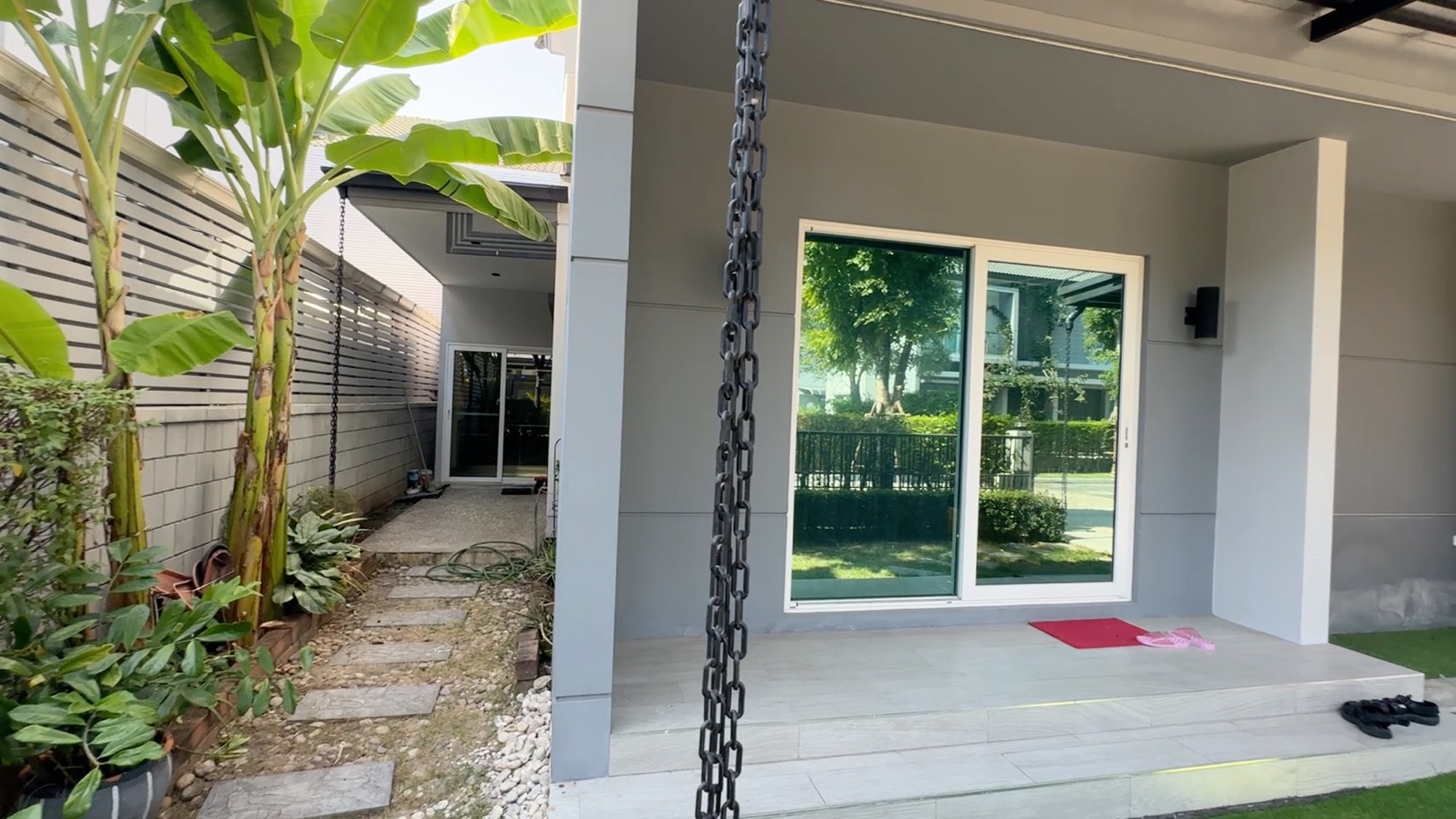 ขาย บ้านเดี่ยว 2 ชั้น พื้นที่ 55.8 ตร.ว. Centro bangna Wongwaen (หมู่บ้านเซนโทร บางนา-วงแหวน) ทำเลศักยภาพ: ตั้งอยู่ในซอยเฉลิมพระเกียรติ 30 เชื่อมต่อถนนศรีนครินทร์ บางนา และวงแหวนกาญจนาฯ ใกล้ทางด่วนบูรพาวิถี สะดวกในการเดินทางทั้งเข้าเมืองและออกนอกเมือง