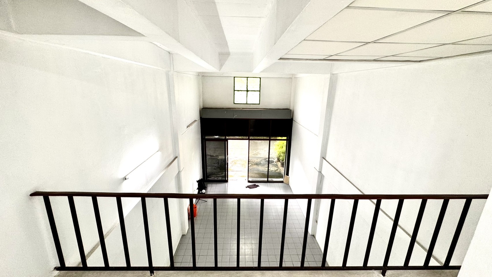 ขายอาคารพาณิชย์ 2.5 ชั้น หมู่บ้านบัวทองธานีพาร์ค บางบัวทอง 2ห้องนอน 2 ห้องน้ำ 20 ตารางวา นนทบุรีทำเลบางบัวทอง ราคา : 1,700,000 บาท