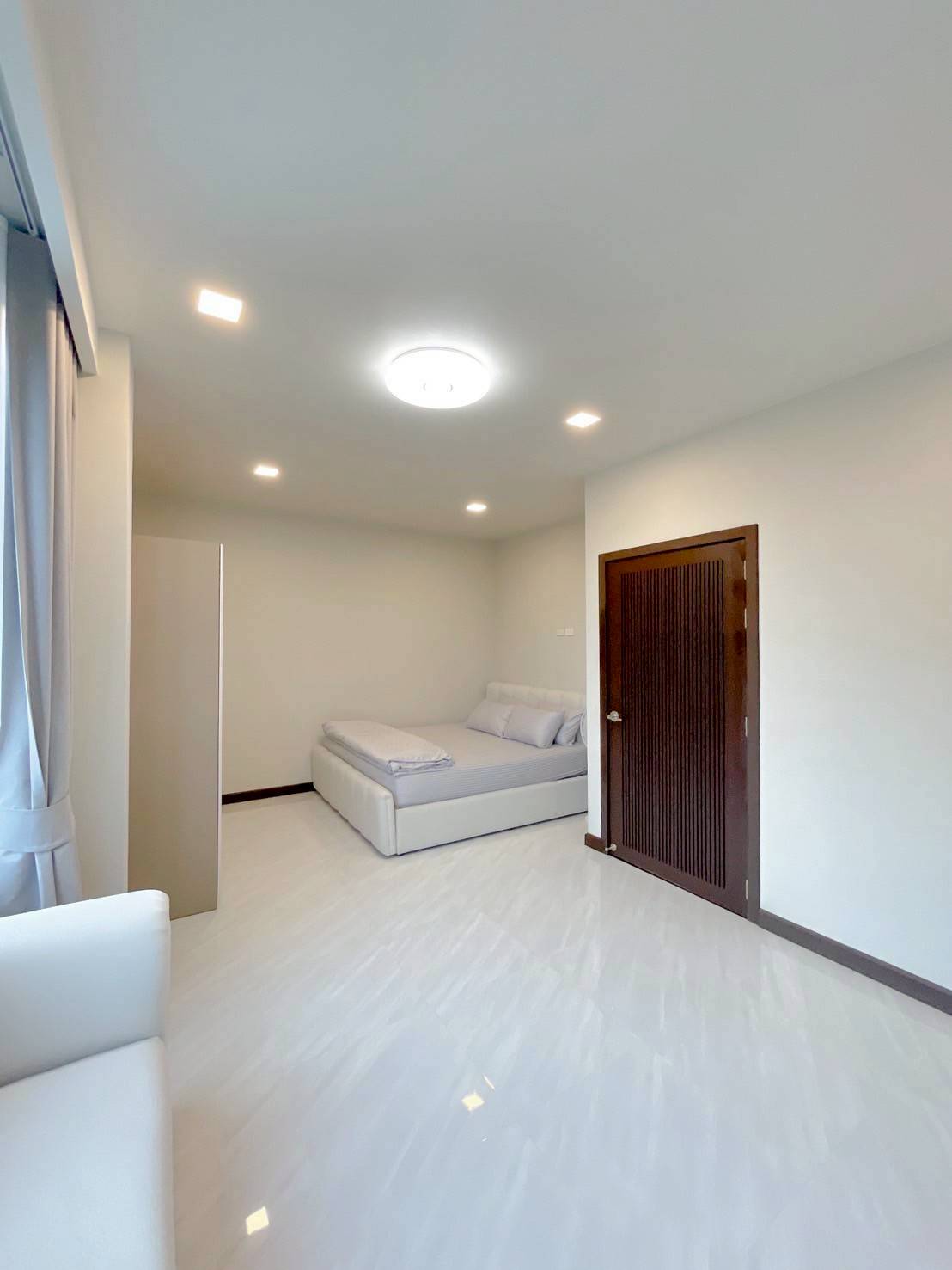 ให้เช่าทาวน์โฮม 3 ชั้น ใกล้หมู่บ้านนักกีฬาแหลมทอง บ้านรีโนเวทใหม่พร้อมอยู่ (N.1874)