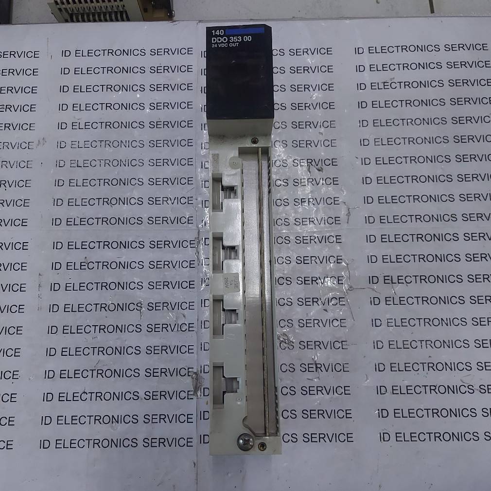 PLC " SCHNEIDER " MODEL : 140 DDO 353 00