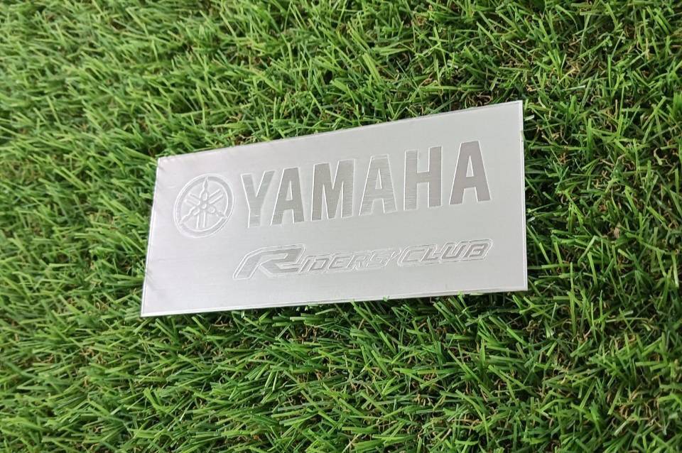 ป้ายสแตนเลสเงินแฮร์ไลน์กัดกรดไม่ลงสี หนา 1มิล