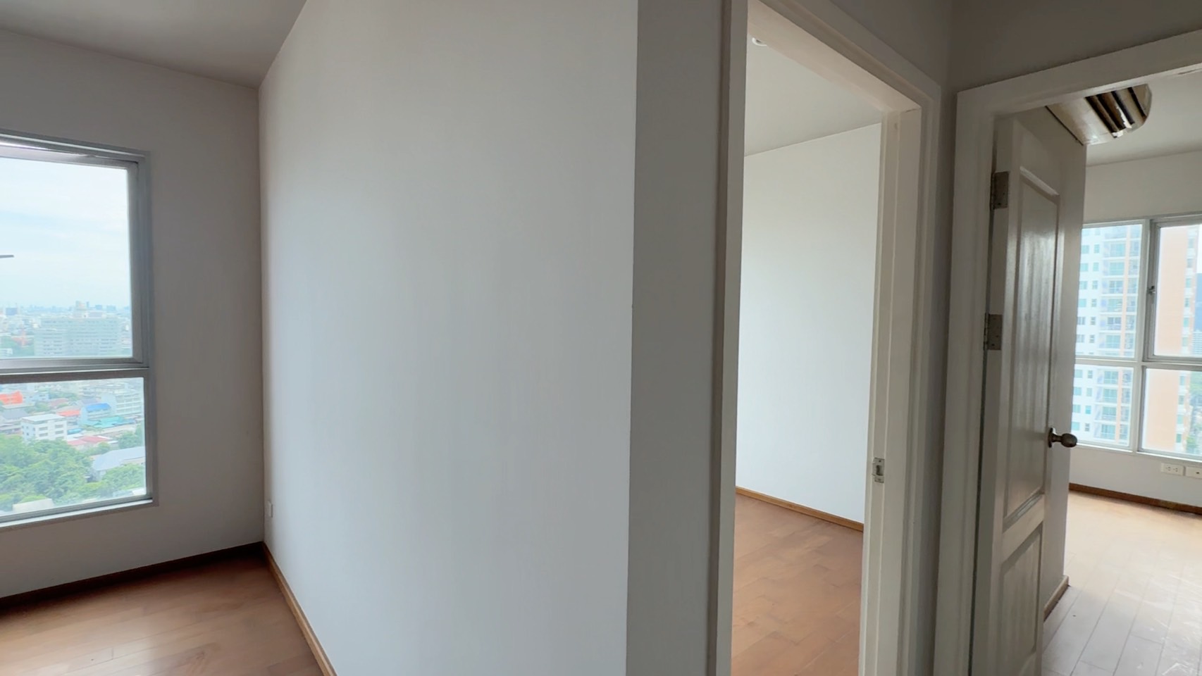 ขาย Hive Sathorn (ไฮฬ์ สาทร คอนโด) ชั้น 23 ขนาดห้อง 70 ตร.ม. บนทำเลติด BTS สถานีกรุงธนบุรี ซึ่งปัจจุบันเป็นจุดเปลี่ยนรถไฟฟ้าสายสีทอง