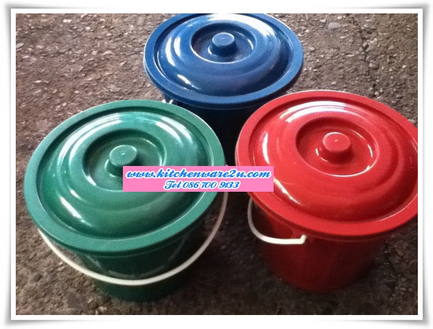 P02454 ถังน้ำเล็กหูพลาสติก 1 แกลอน พร้อมฝา (19*19*15 cm) สีเข้ม เกรดบี ราคาส่งต่อ 12 ใบ