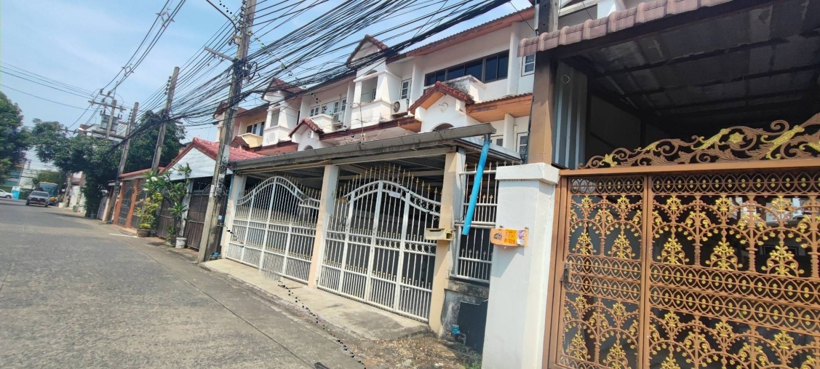 ขายด่วน ทาวน์เฮ้าส์ 3 ชั้น ซ.คลองลำเจียก นวลจันทร์ ขนาด 33 ตร.ว. (N.1795)