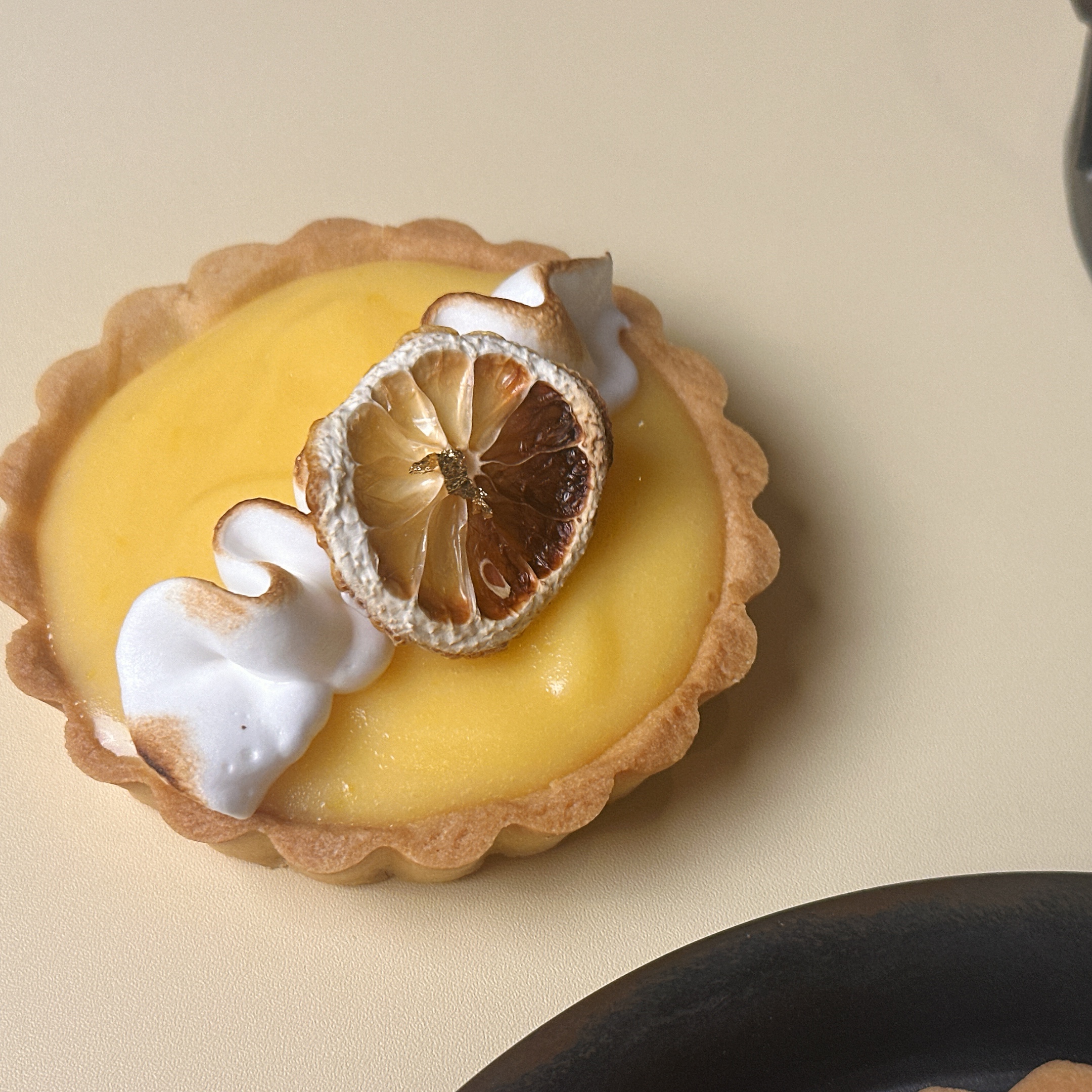 เลม่อนเมอแรงก์พาย แป้งพายหวานสอดไส้เลม่อนเคริ์ดตกแต่งด้วยอิตตาเลี่ยนเมอแรงก์ ขนาด1ปอนด์