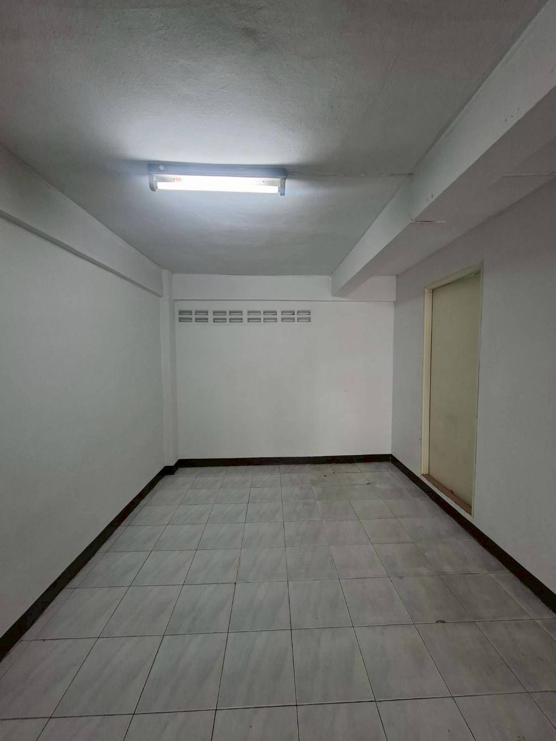 พื้นที่ให้เช่า ติดถนนเฉลิมพระเกียรติ ใกล้ซีคอนสแควร์ ศรีนครินทร์ (N.1856)