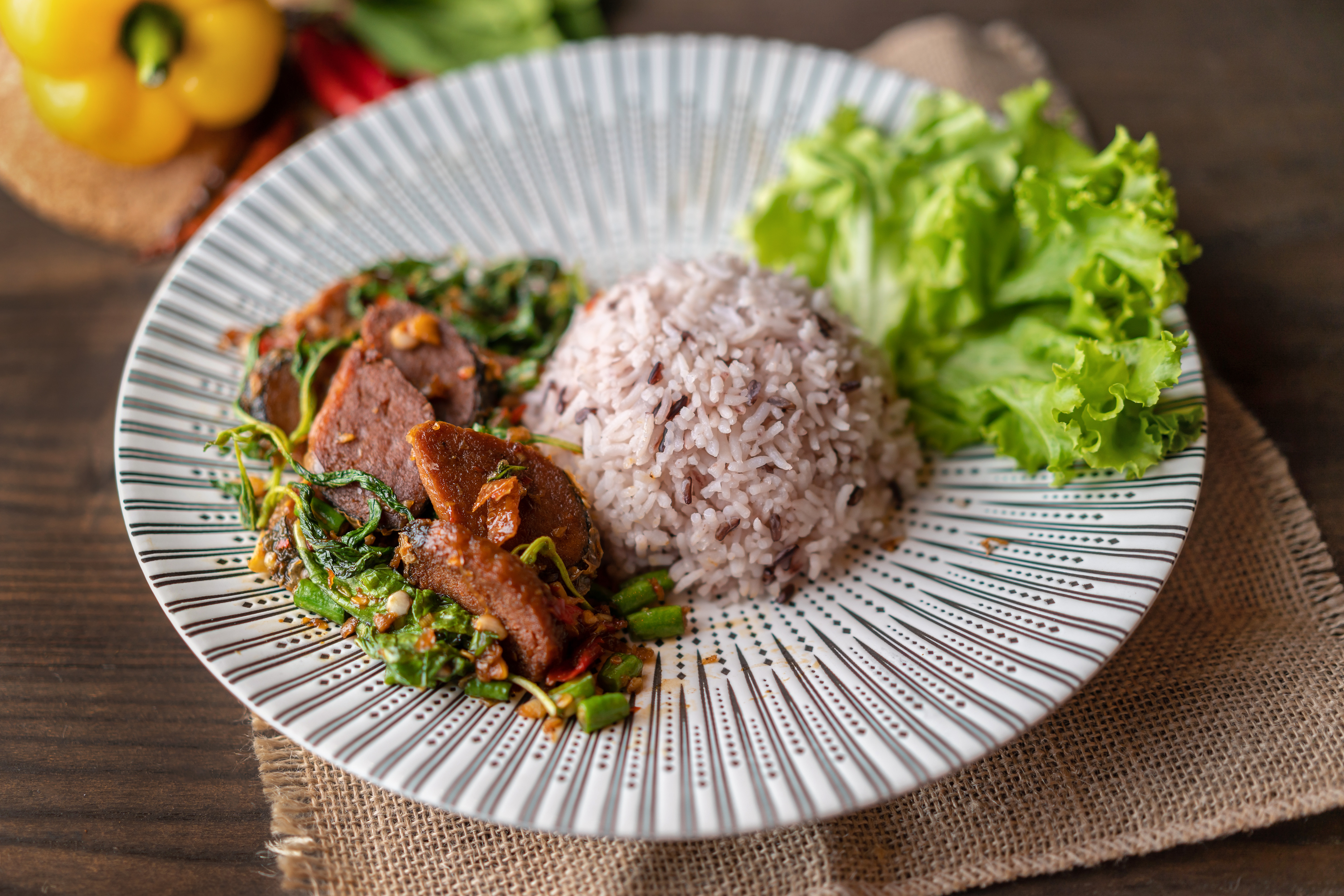 ผัดกะเพราหมูยอเจมังสวิรัติ เมนูยอดฮิตประจ้านร้านโซวีแกนสาขาเยาวราช