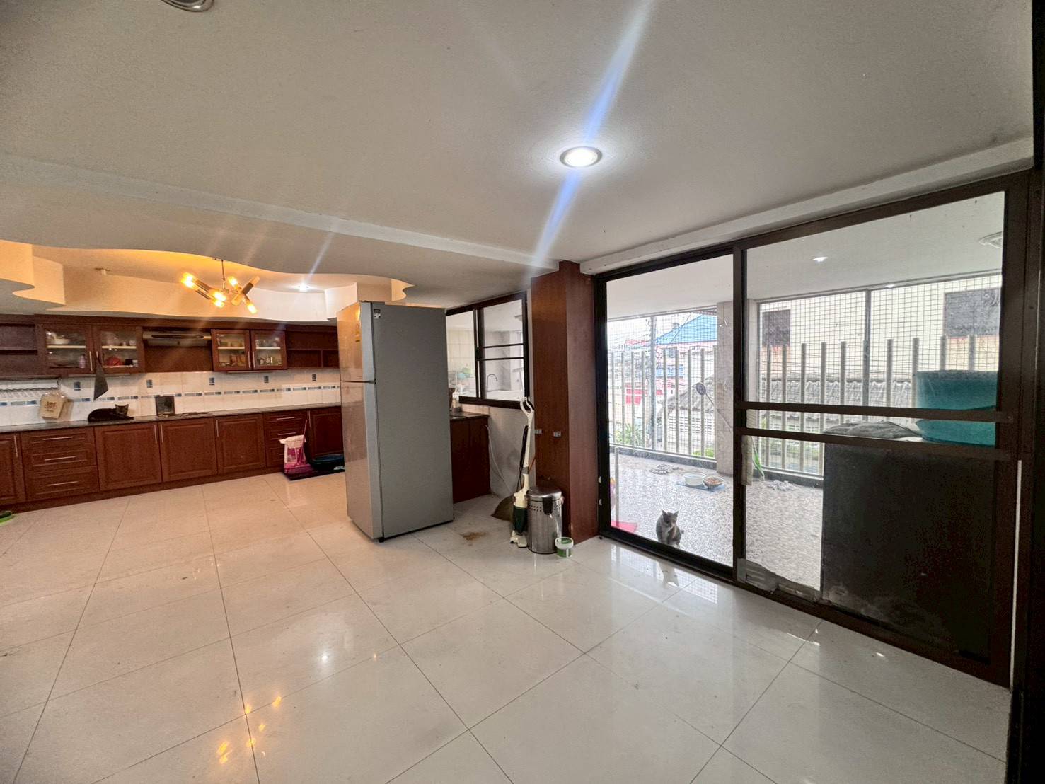 ให้เช่าอาคารพาณิชย์หลังมุม 2 คูหา 4 ชั้น ถนนอุดมสุข ทำเลดี (N.1865)