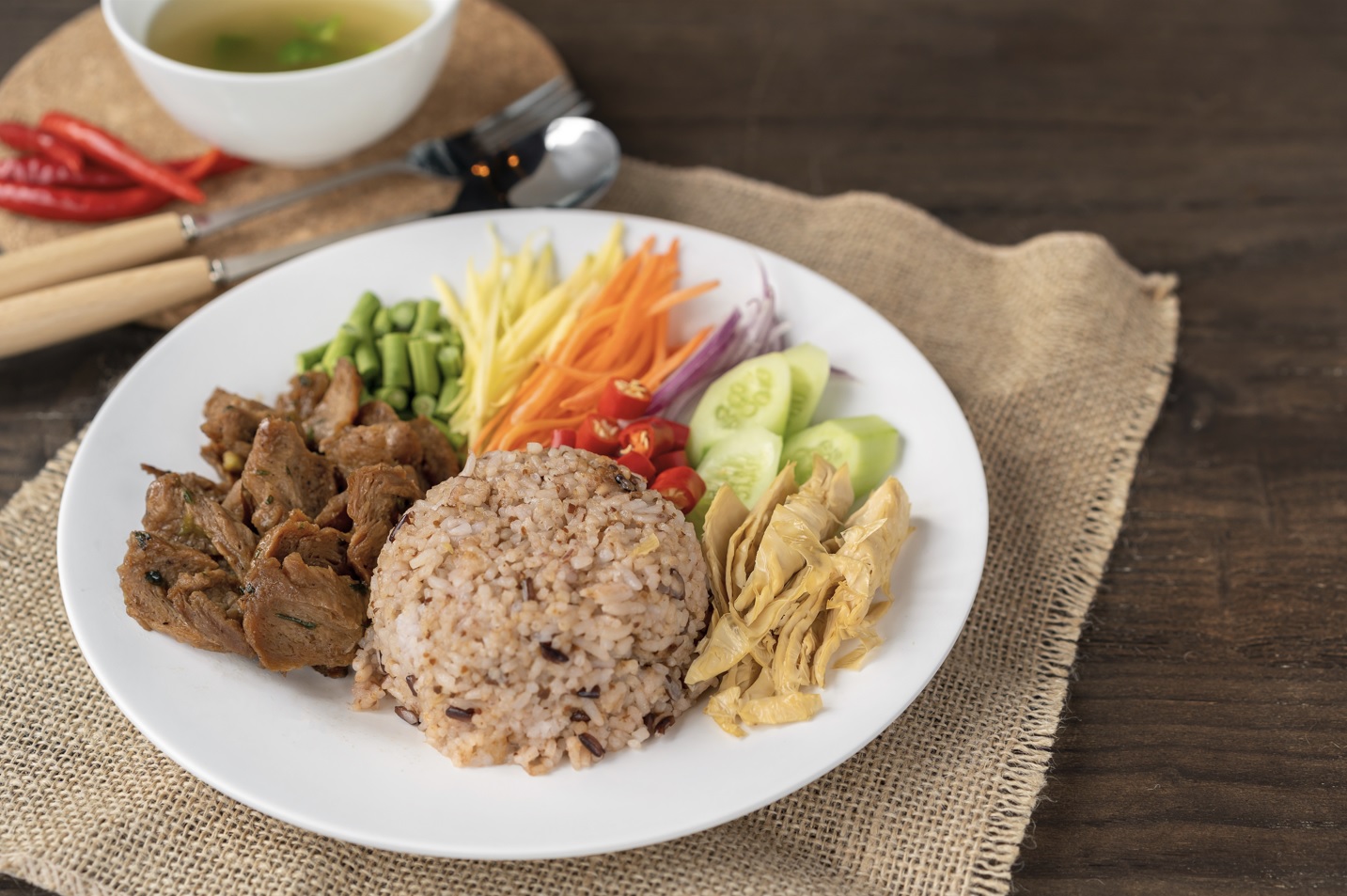 ข้าวคลุกกะปิเจ ใส่ในจานสีขาว ของร้านโซวีแกน