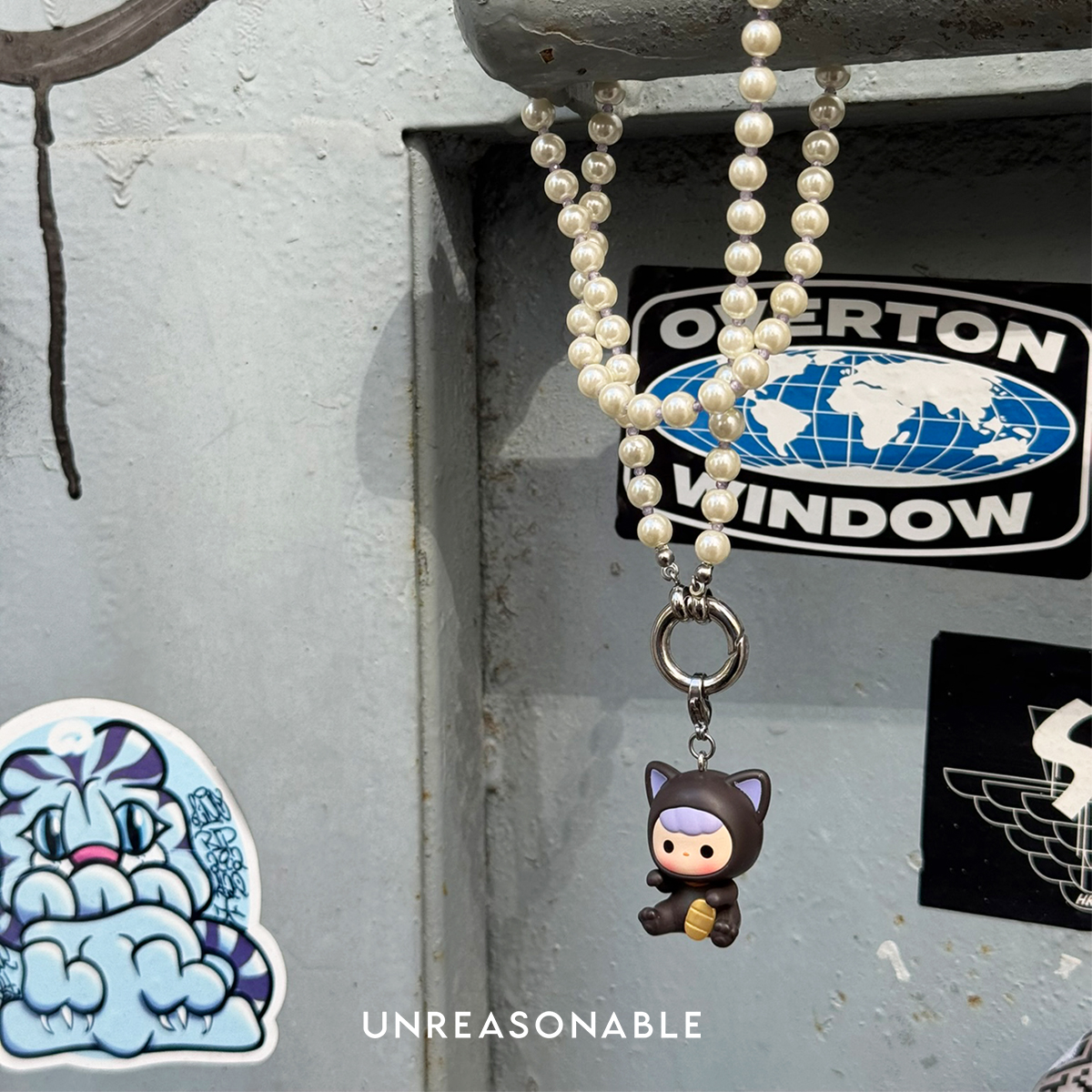 สร้อยคอมุกแก้ว 6 mm. POP BEAN พร้อม จี้ PUCKY UA1004-01 Unreasonable Accessories