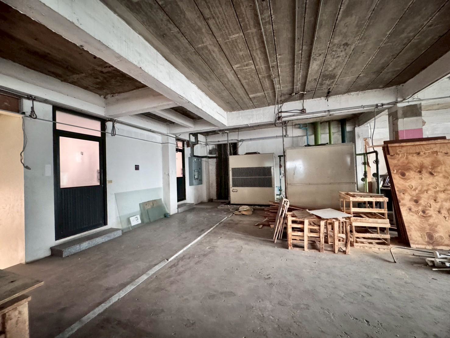 ให้เช่าพื้นที่สำนักงาน ชั้น 4 อาคารโล่งสวย เหมาะทำธุรกิจ ติดถนนรามคำแหง (N.1922)