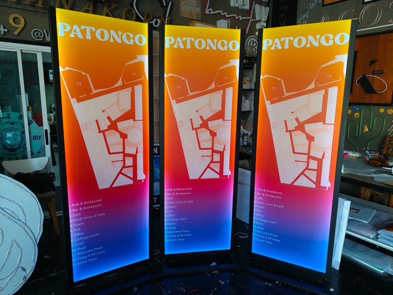 ป้ายไฟเเสดงเเผนที่ '' PATONGO ''