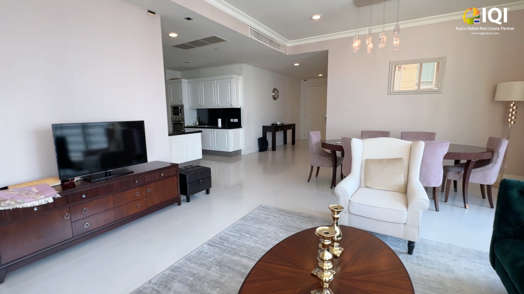 ขายด่วน! Condo Royce Private Residences คอนโดหรูใจกลางสุขุมวิท ใกล้ BTS และ MRT อโศก เพียง 950 เมตร Royce Private Residences สุขุมวิท 31 พื้นที่กว้างขวาง 176 ตร.ม. เทียบเท่าบ้านเดี่ยว บนทำเลกลาางเมือง เหมาะสำหรับครอบครัวที่ต้องการพื้นที่ใช้สอยกว้างขวาง 3