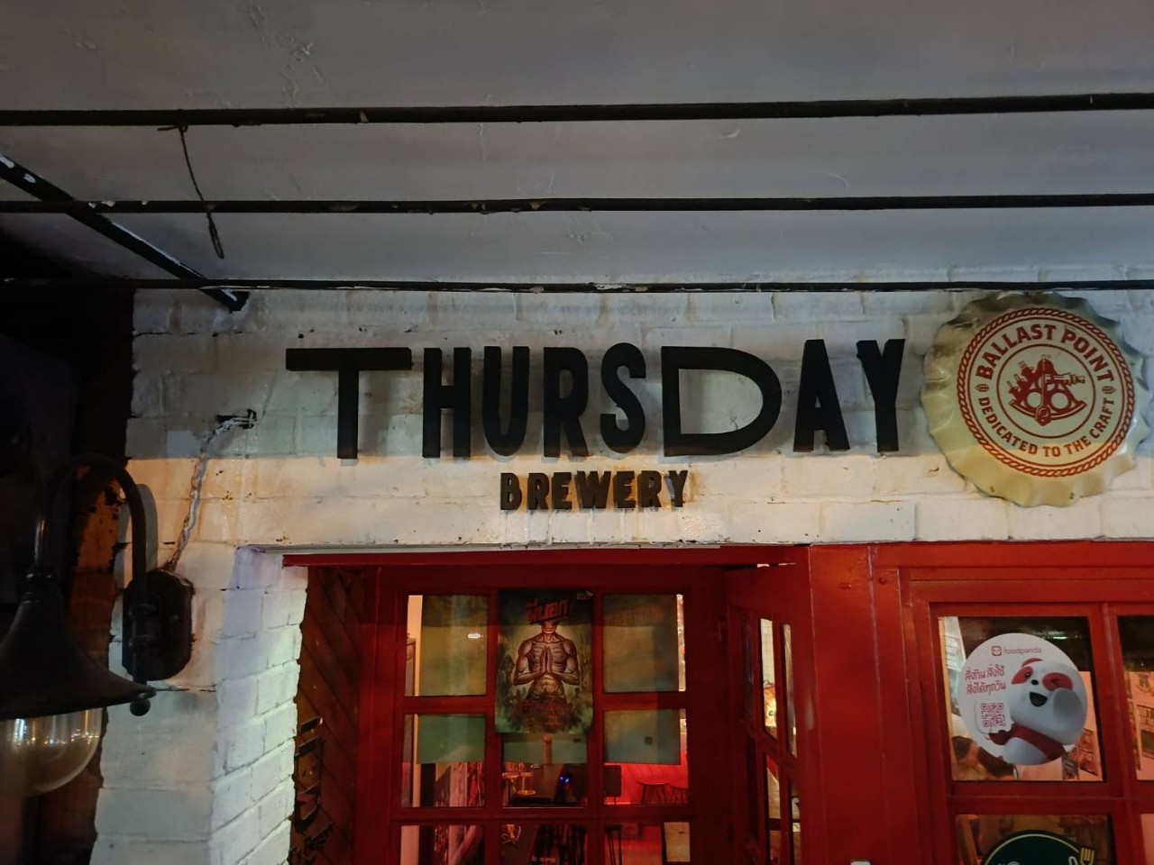 ป้ายอักษรไฟออกหลัง THURSDAY