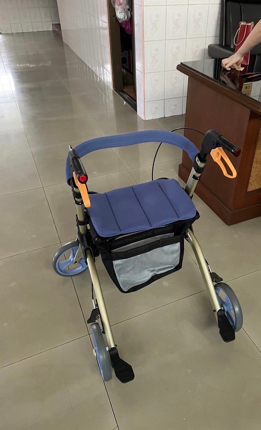 รถเข็นช่วยพยุงเดิน แบรนด์จากประเทศญี่ปุ่น Matsunaga รุ่น MV100 (歩行器 ) น้ำหนักเบา พกพาสะดวก นั่งสบาย พับเก็บได้ (Best Seller)