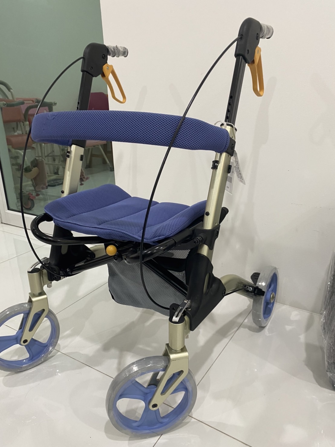 รถเข็นช่วยพยุงเดิน แบรนด์จากประเทศญี่ปุ่น Matsunaga รุ่น MV100 (歩行器 ) น้ำหนักเบา พกพาสะดวก นั่งสบาย พับเก็บได้ (Best Seller)