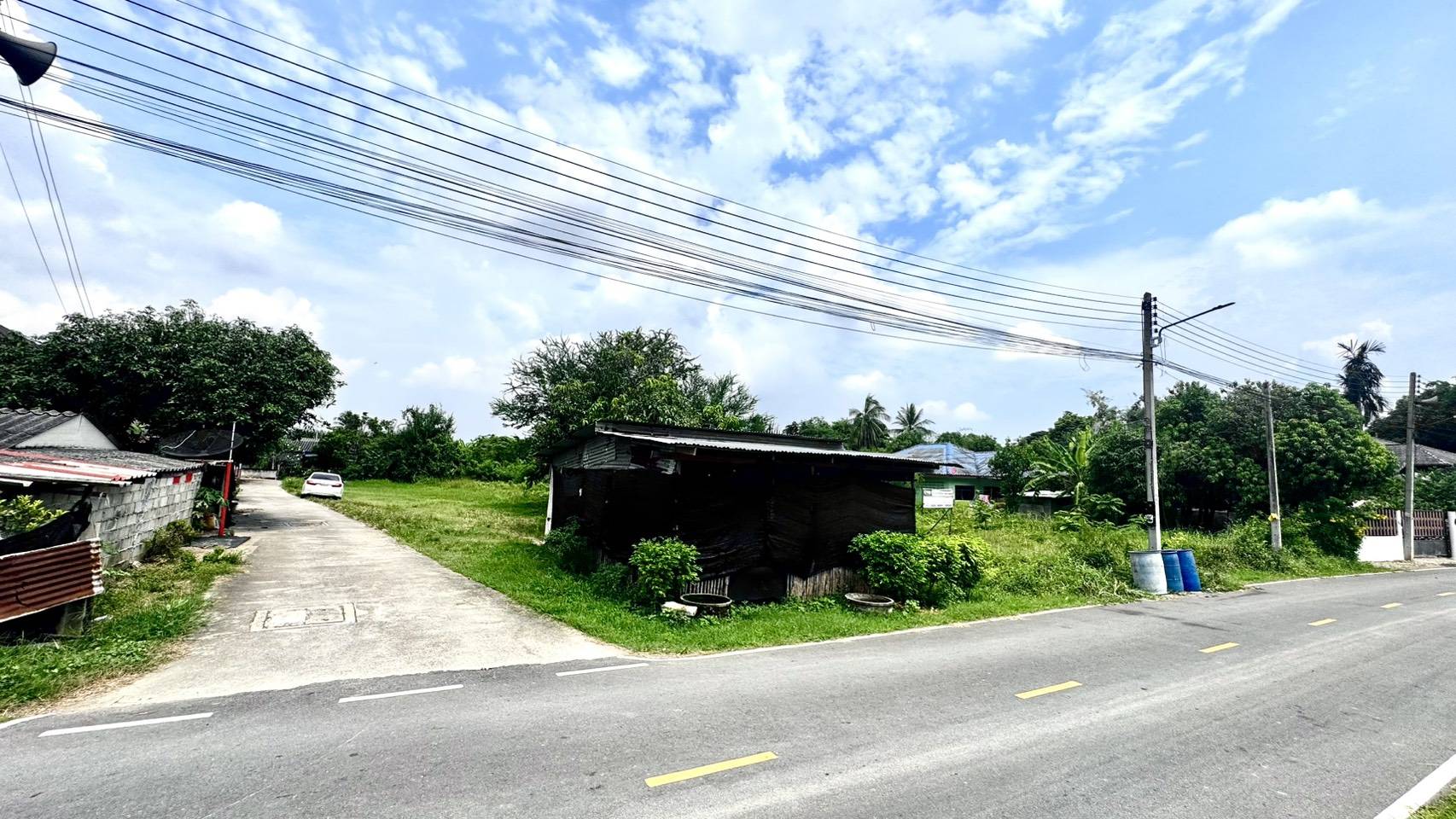 ขายที่ดิน ราชบุรี แปลงใหญ่ สำหรับสร้างหมู่บ้าน พื้นที่รวมประมาณ 4 ไร่ 3 งาน 39 ตารางวา ทำเลศักยภาพสูง 🚗 จุดเด่นของที่ดิน ✅ ติดถนน 3 ด้าน เข้า-ออกได้หลายทาง ✅ ติดคลองชลประทาน บรรยากาศร่มรื่น ลมดีตลอดปี ✅ รายล้อมด้วย ชุมชน โรงเ