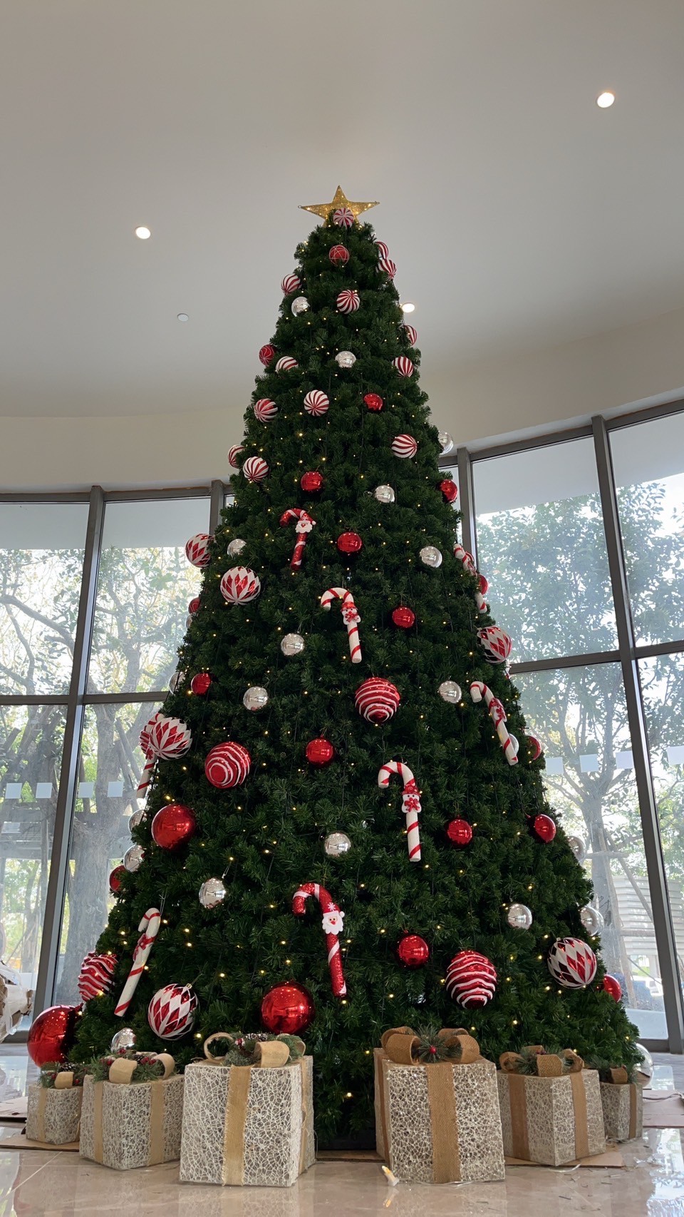 ลูกบอลคริสต์มาสลวดลายตัดสีขาวแดง 15 ซม.