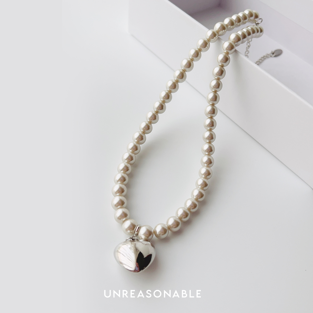 สร้อยคอมุกแก้วสีนูด 6 mm. จี้หัวใจสีเงิน UA1008-01 Unreasonable Accessories