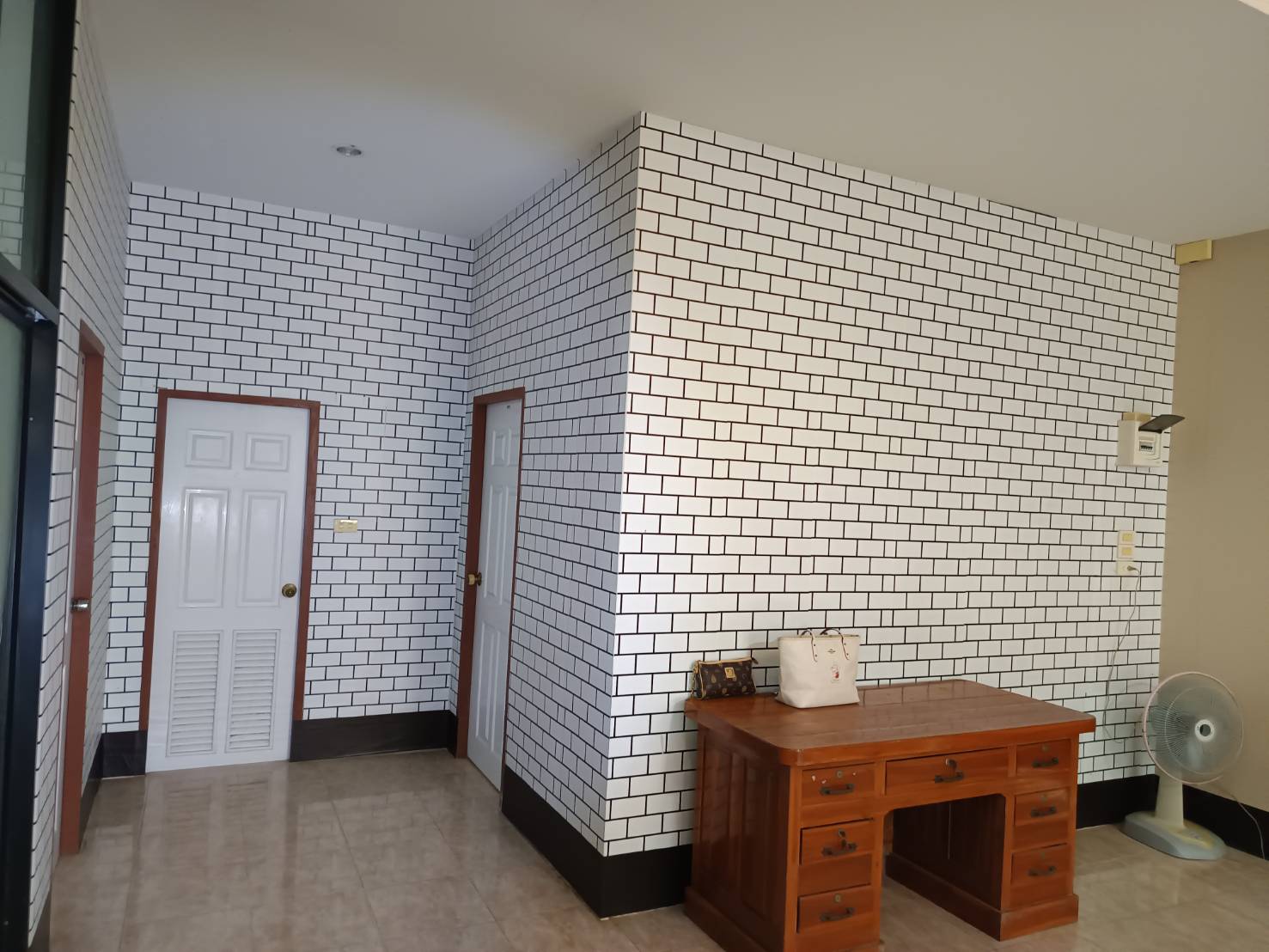 ขายบ้านเดี่ยว พฤกษาแลนด์ หนองชาก บ้านบึง ชลบุรี ราคาดีที่สุดในย่านนี้! เพียง 2.99 ล้านบาท บนพื้นที่กว้างขวางถึง 93.4 ตร.ว. ขนาด 2 ห้องนอน 2 ห้องน้ำ พร้อมห้องครัว ห้องทานข้าว และห้องรับแขก แถมเฟอร์นิเจอร์และแอร์ 2 เครื่อง จอดรถสบายๆ ได้ถึง 7 คัน! (ในบ้าน 4