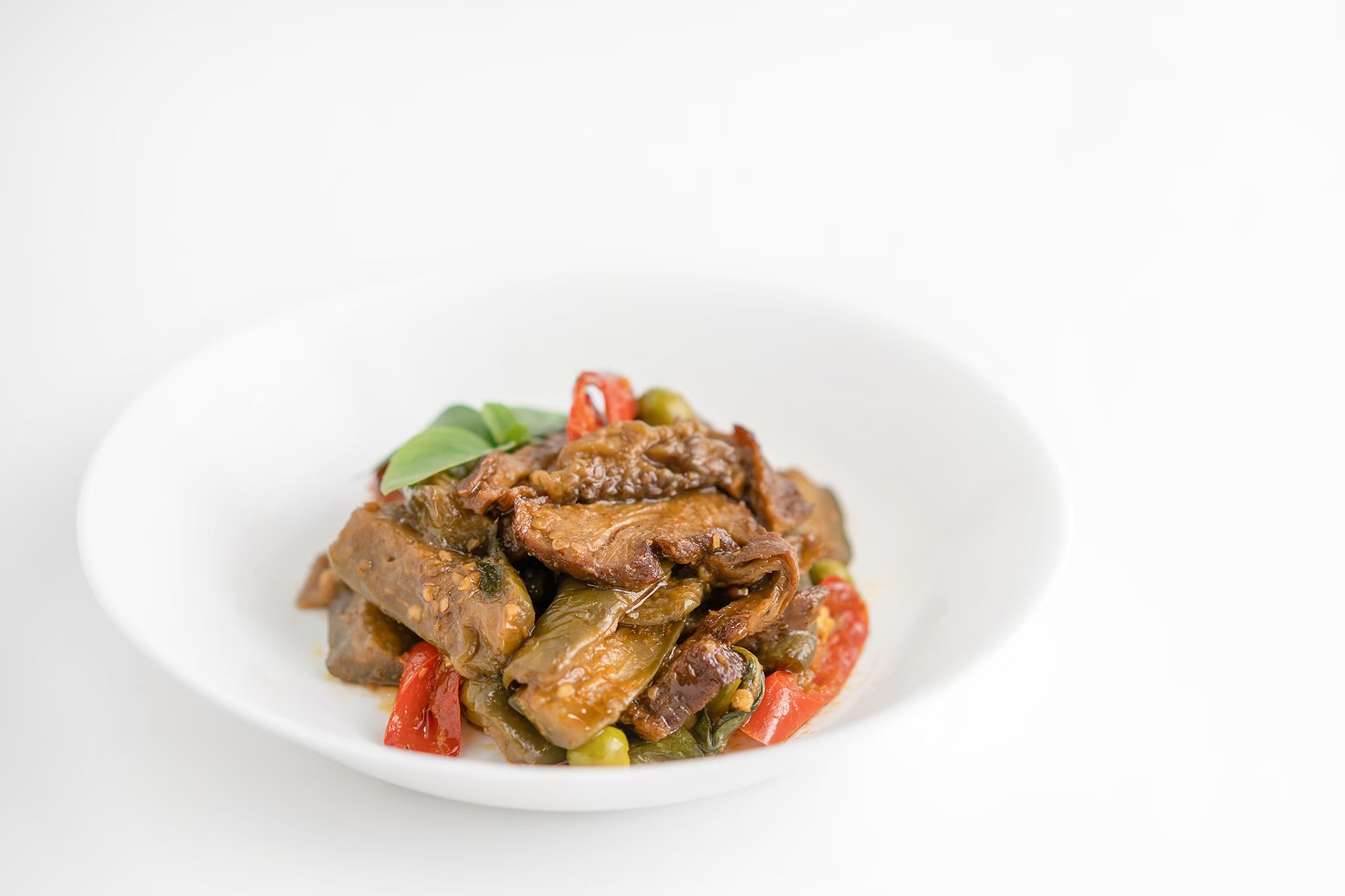 ผัดเป็ดเป็ดย่างเจ (Stir fried vegan roasted duckless with red curry paste)