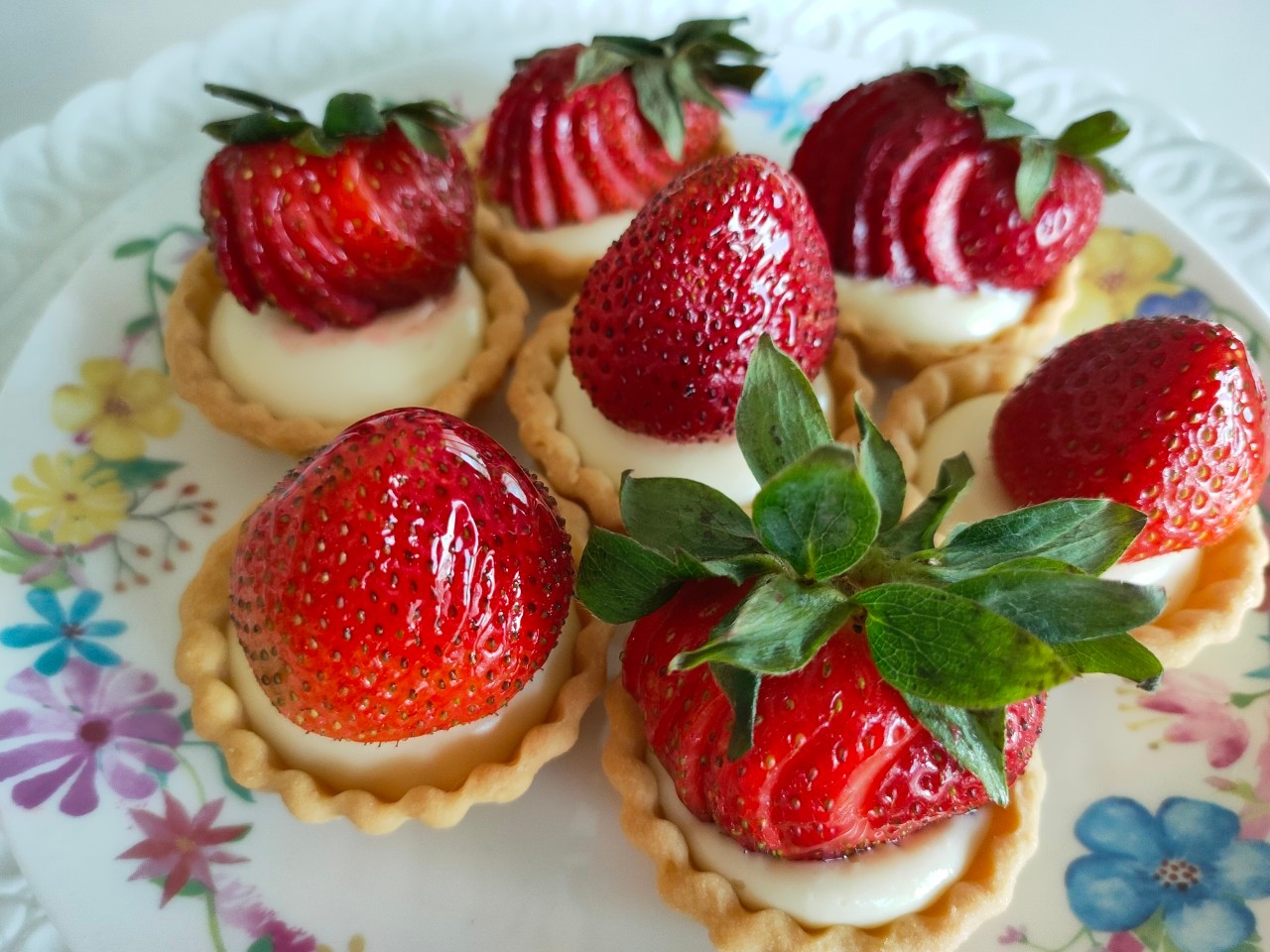 สตอเบอร์รี่ชีสทาร์ต ทาร์ตจิ๋วสอดไส้ด้วยครีมชีสและตกแต่งด้วยสตอเบอร์รี่สดเคลือบเกลซด้านบน