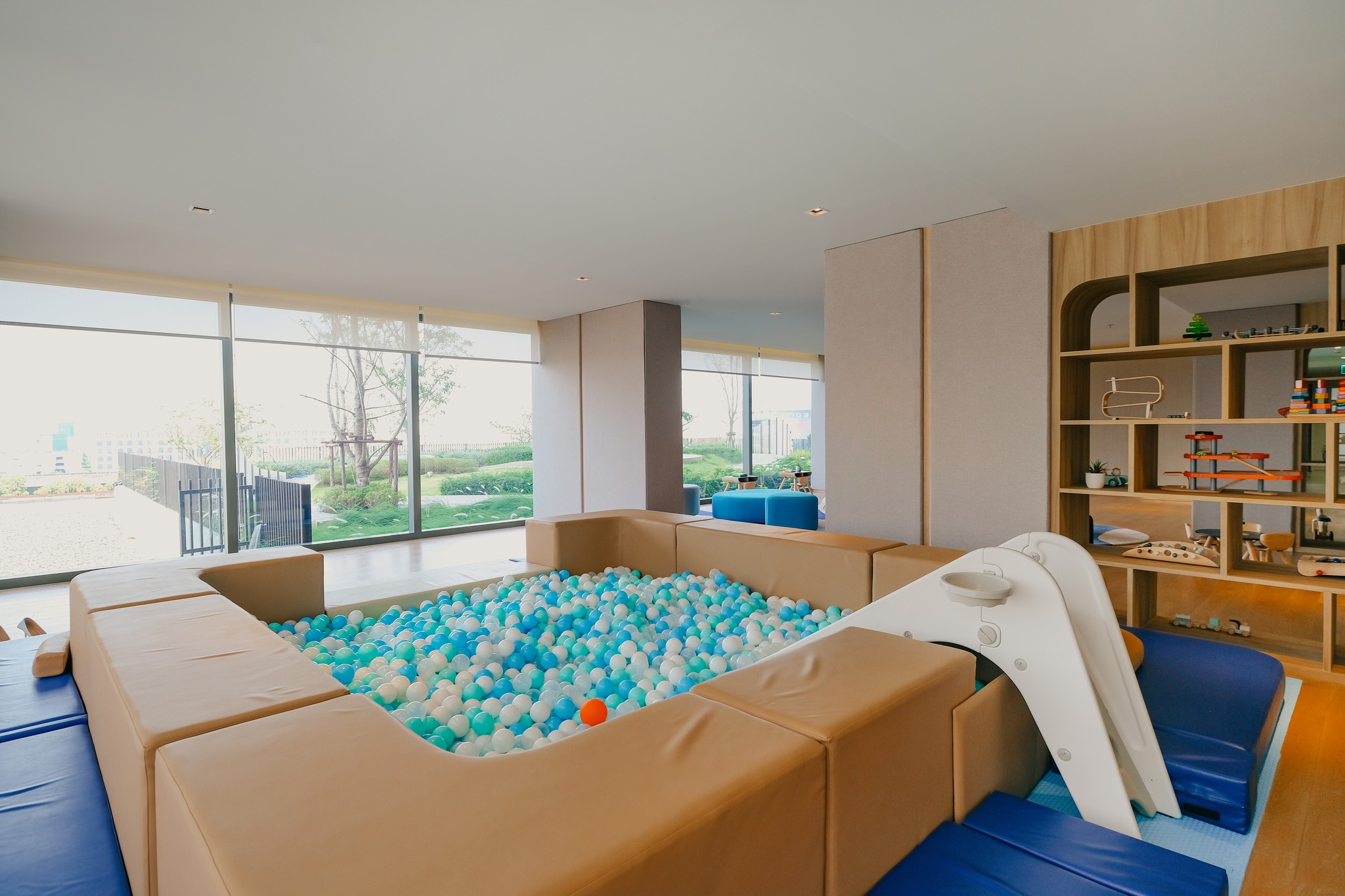 Cloud Thonglor–Phetchaburi Condominium Experience and prove for yourself the true value of location, luxury, and lifestyle — a high-end condominium offering over 4,000 sq.m. of full-facility common areas, the most comprehensive in this district.