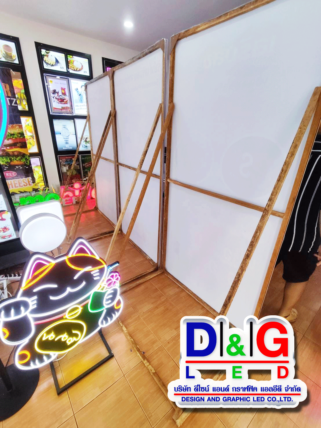 ไวนิลขึงโครงไม้