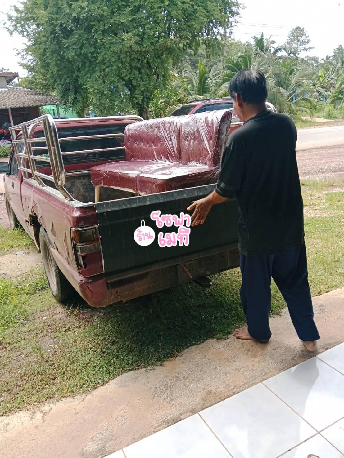 โซฟาวินเทจ 1 ที่นั่ง ขาไม้ ดึงกระดุม สีเลือดหมู (1ตัว)