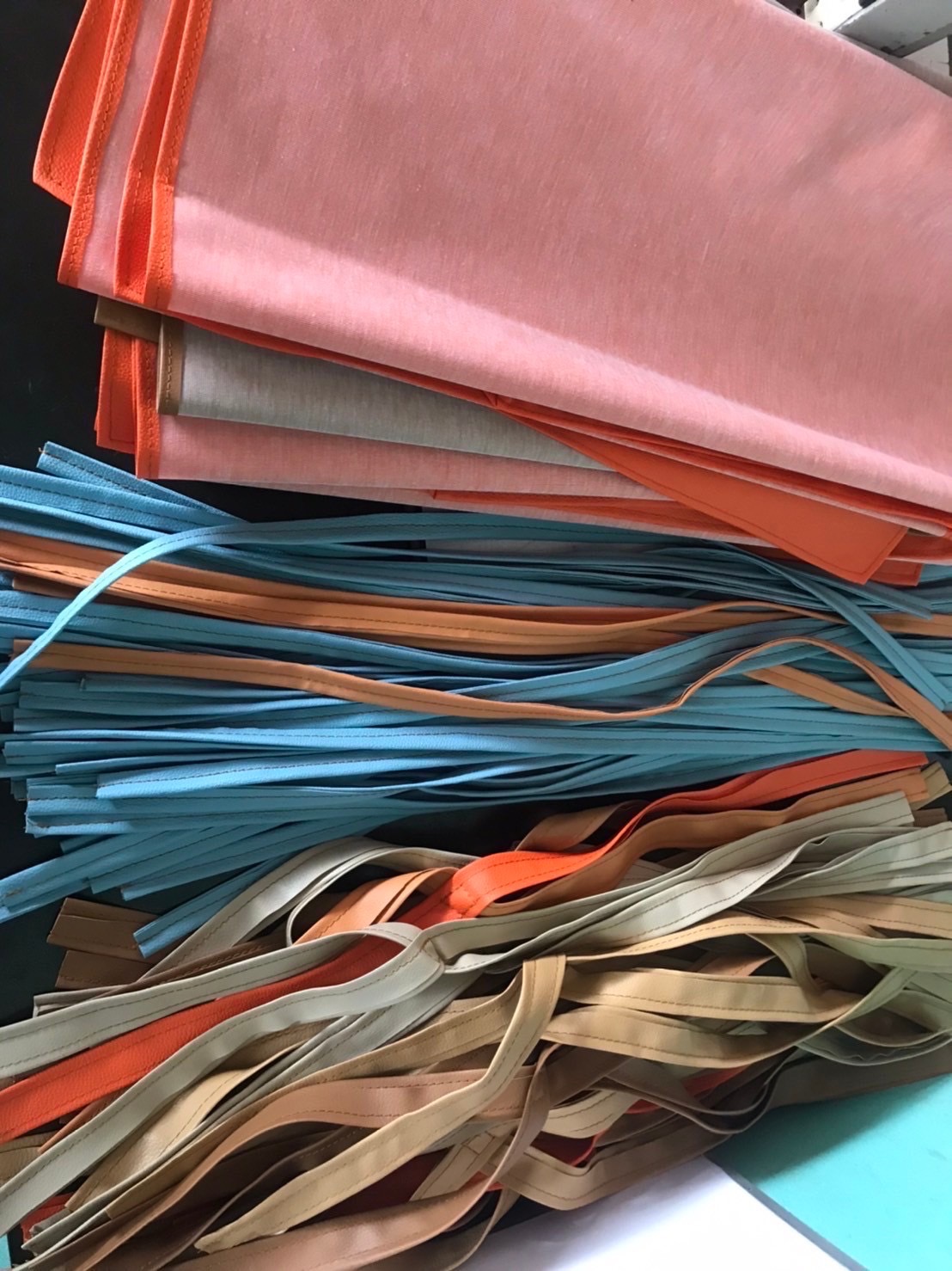 ผ้ากันเปื้อนหนัง PVC กันน้ำ 100% แบบสายหนังคล้องคอ (พร้อมส่ง) #คละสี