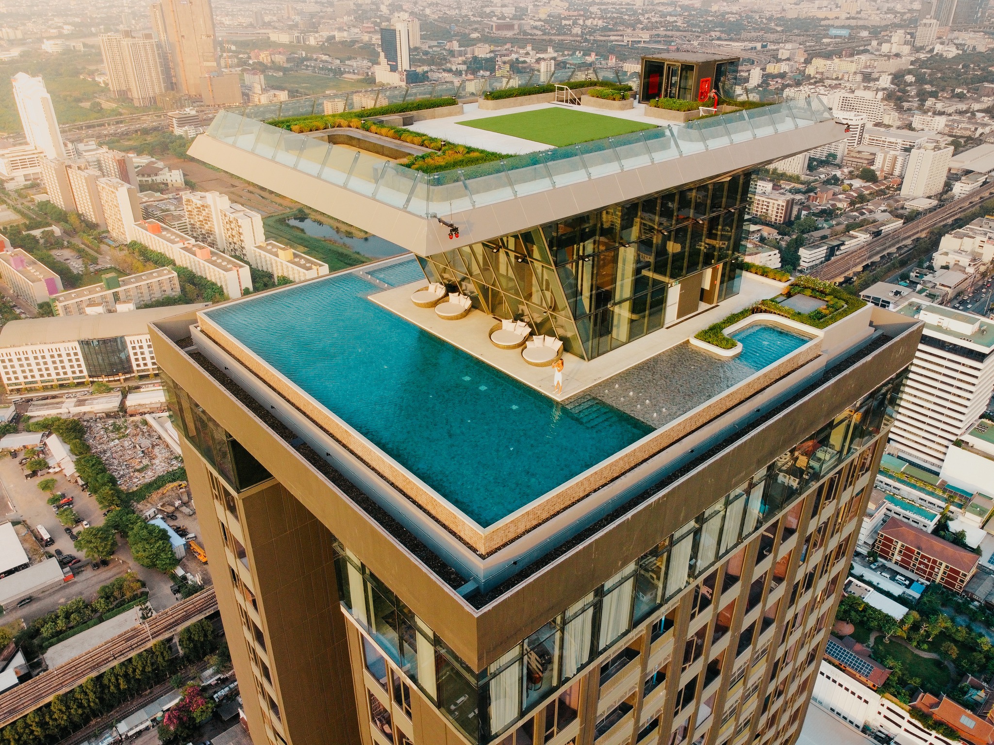 Cloud Thonglor–Phetchaburi Condominium Experience and prove for yourself the true value of location, luxury, and lifestyle — a high-end condominium offering over 4,000 sq.m. of full-facility common areas, the most comprehensive in this district.