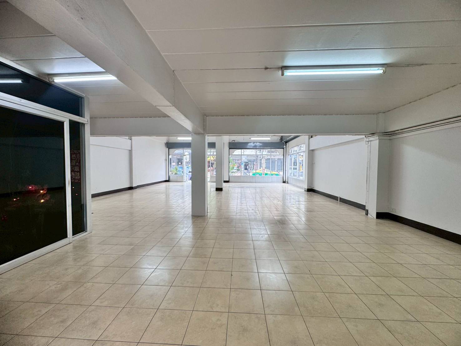 ให้เช่าอาคารพาณิชย์หลังมุม 2 คูหา 4 ชั้น ถนนอุดมสุข ทำเลดี (N.1865)