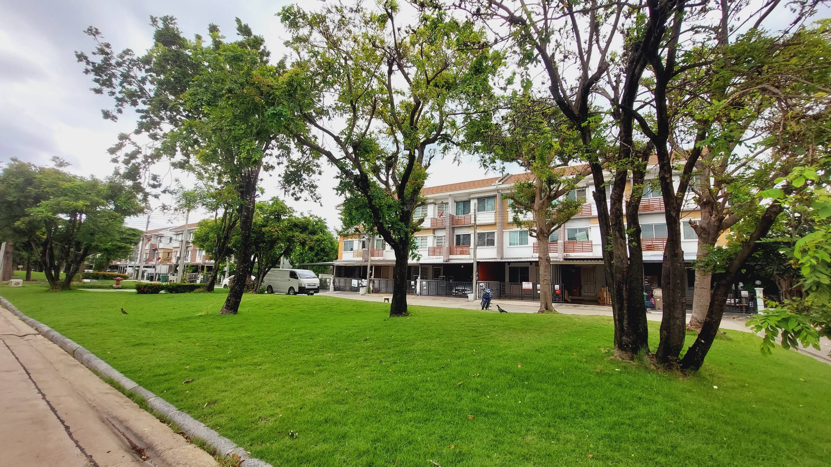 ให้เช่าทาวน์โฮม 3 ชั้น ลาดกระบัง 20/1 ทาวน์พลัส อ่อนนุช-ลาดกระบัง (N.767)