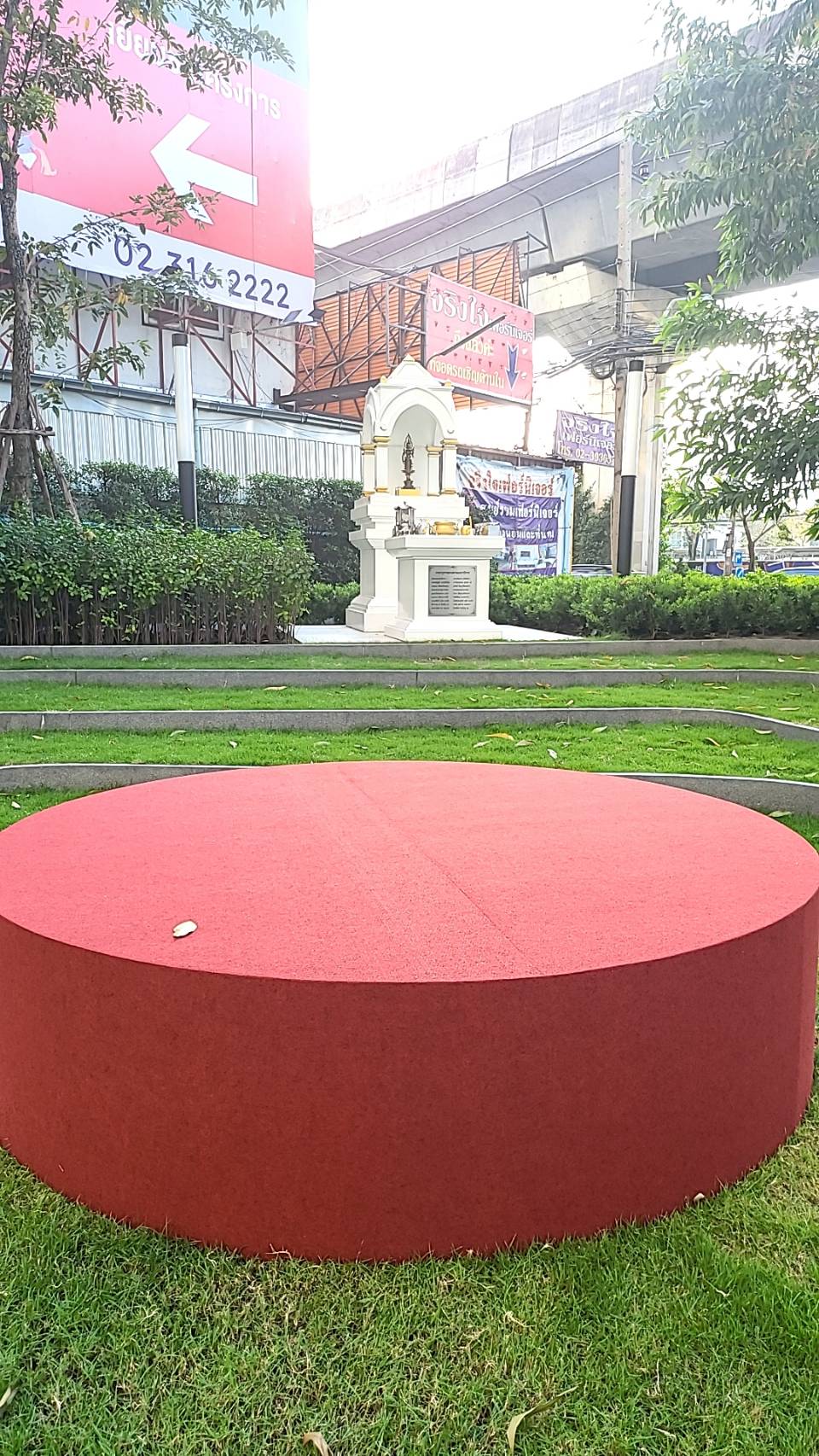 ใครที่ต้องการเพิ่ม ขนาดของต้นคริสต์มาสปลอม ที่คุณ มี เชิยชมทางนี้ ฐานรอง รับ ขาของต้นคริสต์มาสปลอม ที่ช่วยเพิ่มความสูงให้กับสินค้าของคุณ