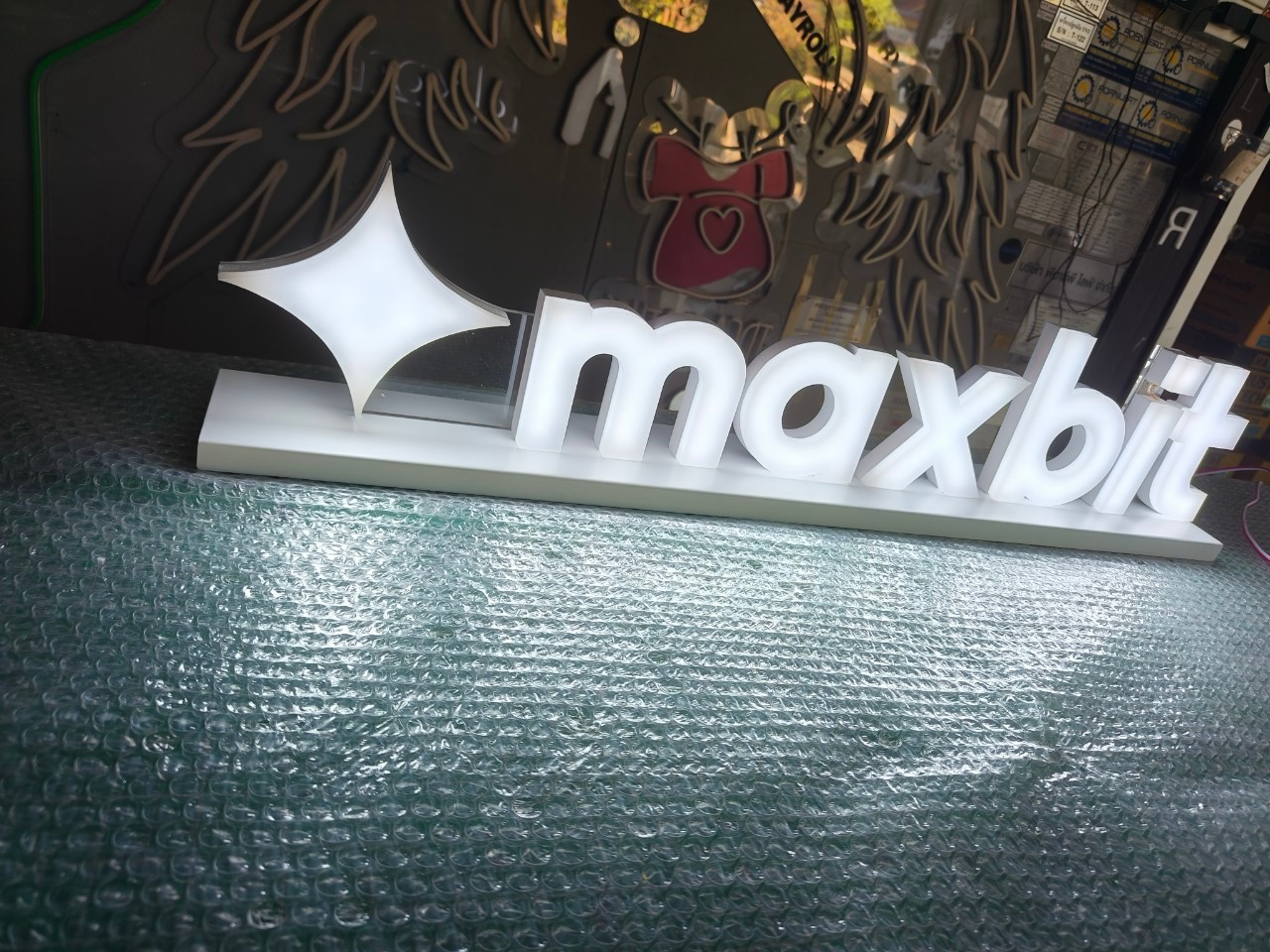 อักษรไฟออกหน้า '' MAXBIT ''