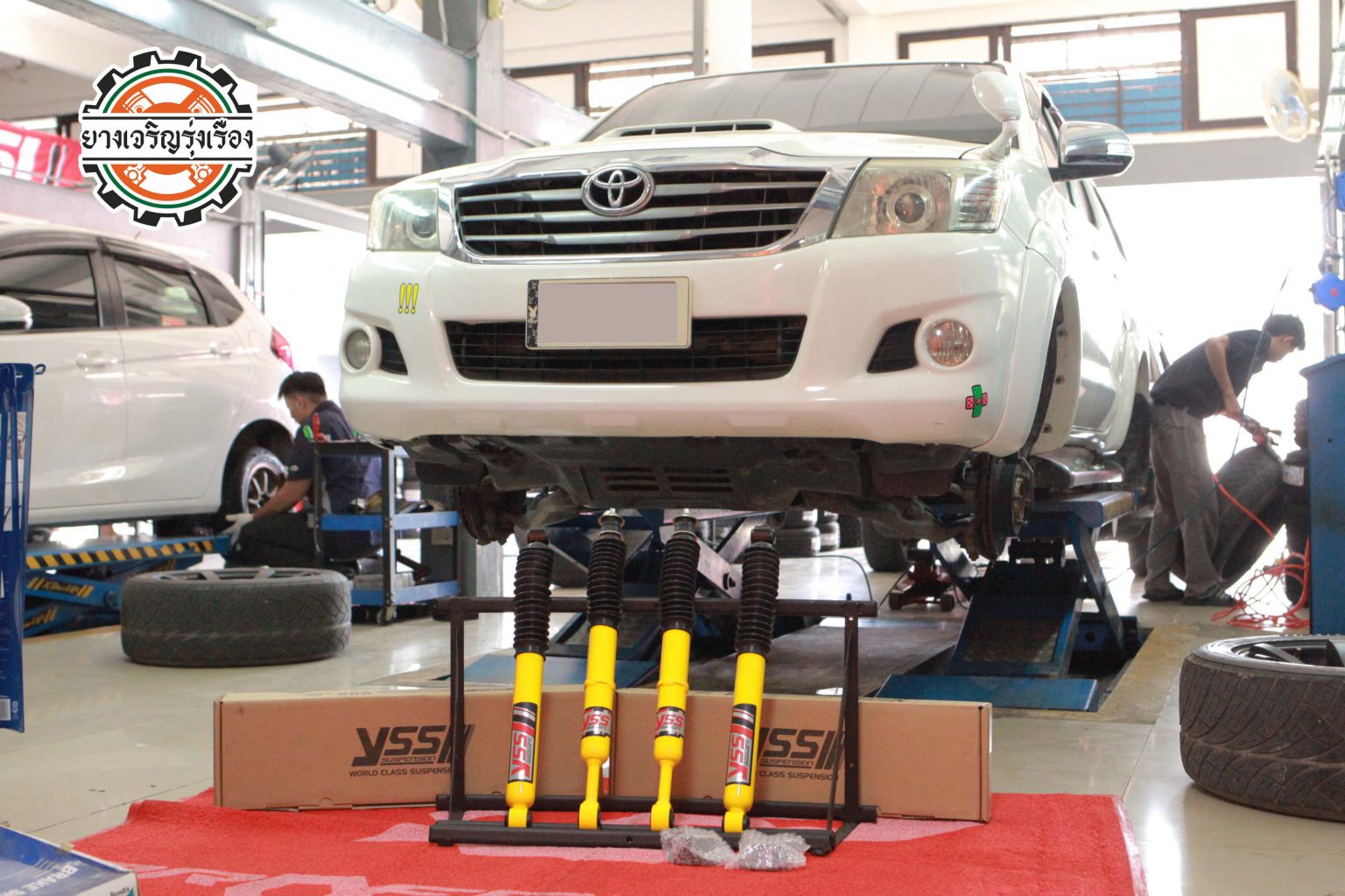 TOYOTA VIGO 2015 อยากได้โช๊คนุ่มนวล ไม่ต้องคอยปรับระดับ รถครบครัว โดยสารทั่วไป เดินทางไกลต้องการความมั่นใจ กระชับใช้งานง่าย [+] YSS DTG กระบอกเหลือง เซ็ทโช๊คอัพ หน้า/หลัง = 10,900 บาท ล้อเดิม ยางเดิม ก็ขับสนุกได้ [+] พร้อมบริการติดตั้ง + Set up ให้เหมาะกับยาง [+] ขับสนุกด้วยบริการ ตั้งศูนย์ละเอียดให้เหมาะกับการใช้งานและลักษณะของช่วงล่าง ——————————— ยางรถยนต์ บริการรถยนต : 08-6569-1915 โช๊คอัพช่วงล่าง : 08-6544-5963 บุ๊ก และทีมงาน ยินดีต้อนรับครับ 𝙊𝙪𝙧 𝙎𝙚𝙧𝙫𝙞𝙘𝙚 บริการทางร้าน เรารับทำอะไรบ้าง 🔧 ติดตั้งยางแบบไร้รอย 100% 🔧 บริการสลับยาง ตามอายุ 🔧 มียางรถยนต์ทุกยี่ห้อให้เลือกซื้อ 🔧 เช็คช่วงล่าง แก้ปัญหาให้ตรงจุด 🔧 บริการล้างลิ้นปีกผีเสื้อ 🔧 บริการเช็คระยะรถยนต์ 🔧 เปลี่ยนถ่ายของเหลวทั้งระบบ 🔧 ตั้งศูนย์ด้วยเครื่อง HUNTER นำเข้าจาก USA #รถยนต์มีปัญหาไม่รู้ต้องแก้ตรงไหน ทางเรายินดี ตรวจหาปัญหาและหาวิธีแก้ บอกลูกค้าก่อนลงมือทำเสมอราคาเป็นธรรมไม่เอาเปรียบ สบายใจคุณลูกค้า ———————————- ดูแลให้คำปรึกษาทุกปัญหาคาใจ ไม่ทิ้งลูกค้า มีบริการหลังการขาย 【ให้ผู้เชี่ยวชาญของเรา ดูแลรถคุณ】 ร้านยางเจริญรุ่งเรือง ยินดีต้อนรับครับ ———————————- #โช๊คอัพรถยนต์ #monroe #yss #kayaba #profender #ร้านยางเจริญรุ่งเรือง #นนทบุรี #งามวงศ์วาน #amsfix #บริการช่วงล่างรถยนต์ #ซ่อมบำรุงช่วงล่าง #เซทอัพโช๊คอัพรถยนต์