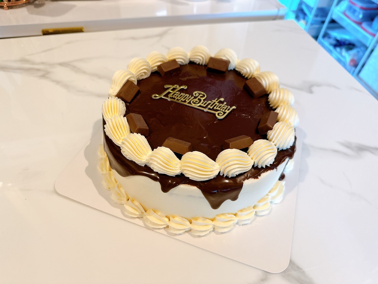 เค้กชอคโกแลต ตกแต่งชอคโกแลตดริปและวิปปิ้งครีม ทอปด้วยดาร์คชอคโกแลต ขนาด2ปอนด์