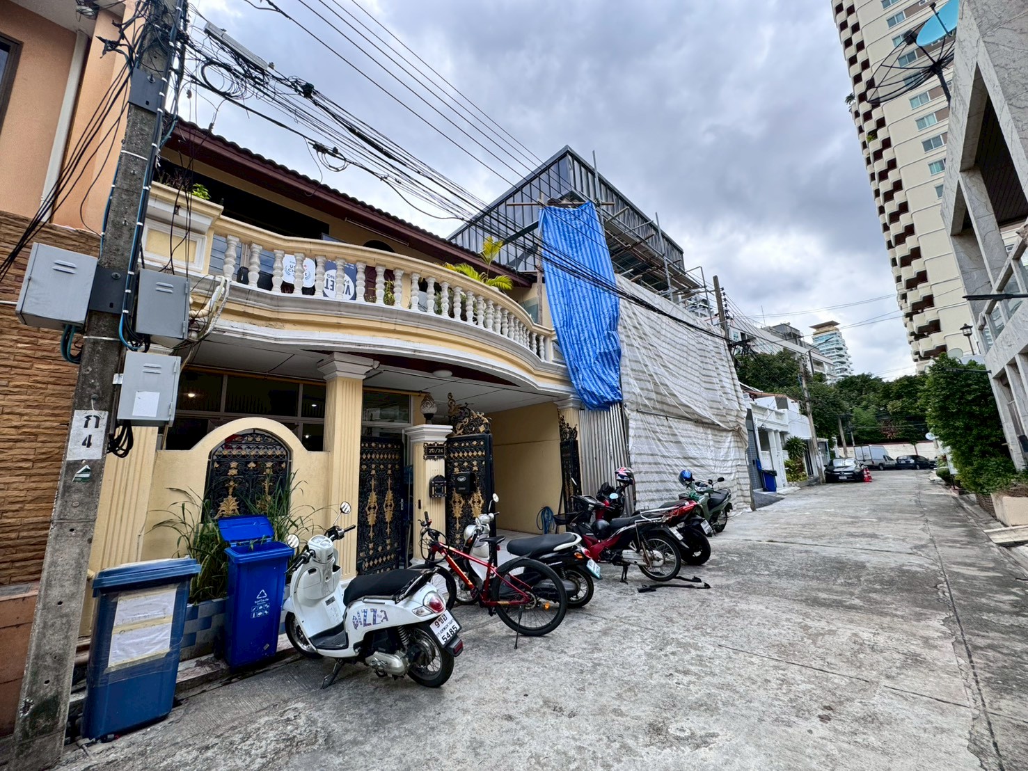 ขายทาวน์เฮ้าส์ 2 ชั้น ใกล้สมิติเวช ซอยสุขุมวิท 49/1 ทำเลดีเดินทางสะดวก (N.1872)