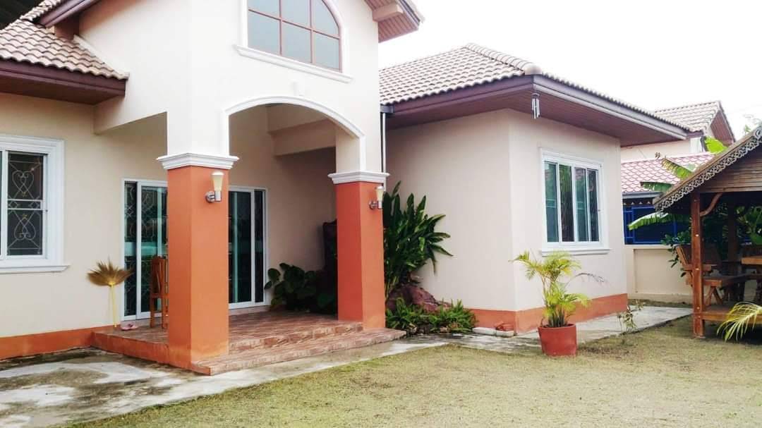 ขายบ้านเดี่ยว พฤกษาแลนด์ หนองชาก บ้านบึง ชลบุรี ราคาดีที่สุดในย่านนี้! เพียง 2.99 ล้านบาท บนพื้นที่กว้างขวางถึง 93.4 ตร.ว. ขนาด 2 ห้องนอน 2 ห้องน้ำ พร้อมห้องครัว ห้องทานข้าว และห้องรับแขก แถมเฟอร์นิเจอร์และแอร์ 2 เครื่อง จอดรถสบายๆ ได้ถึง 7 คัน! (ในบ้าน 4